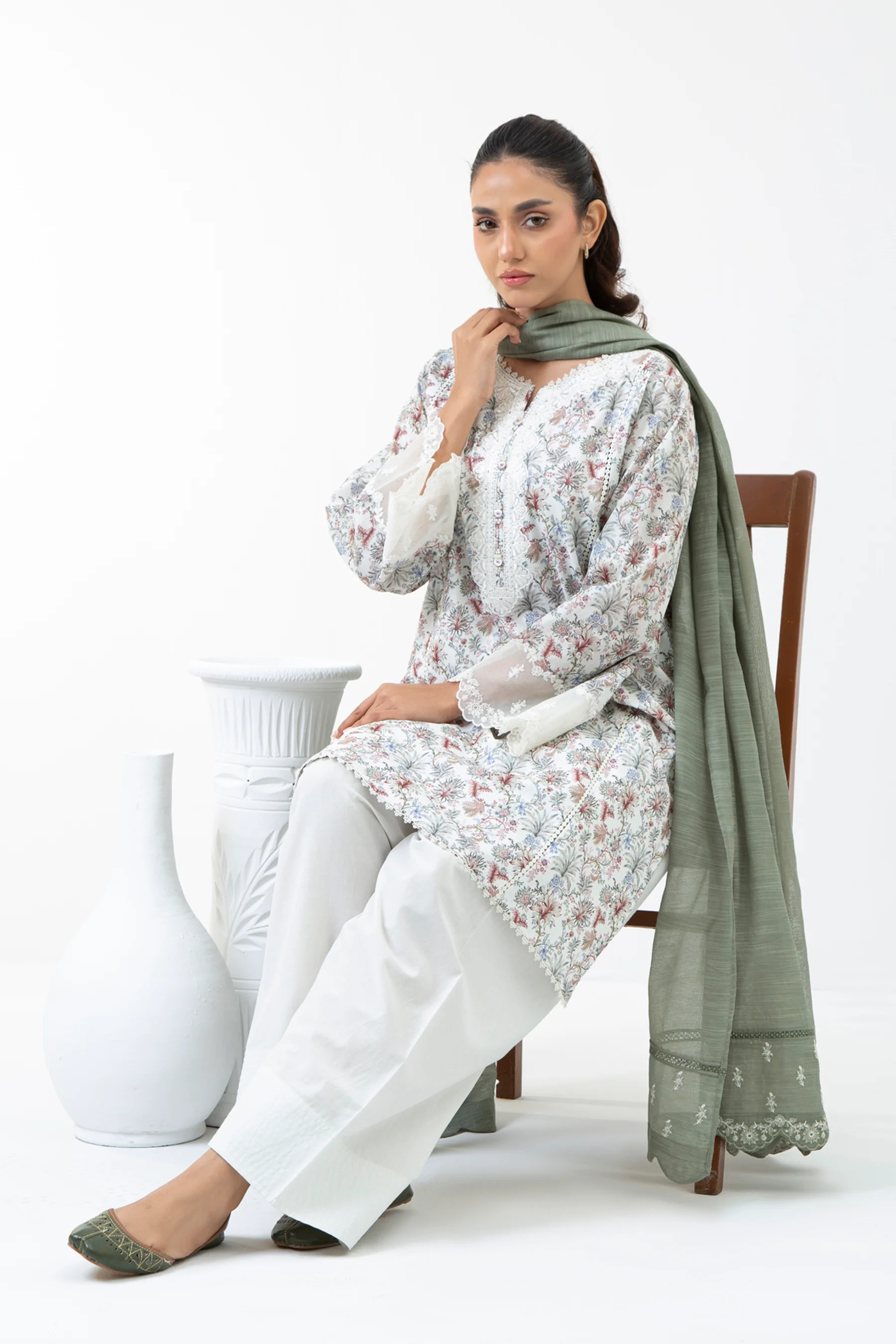 EMBROIDERED CAMBRIC STITCHED 3 PIECE SUIT - Image 2