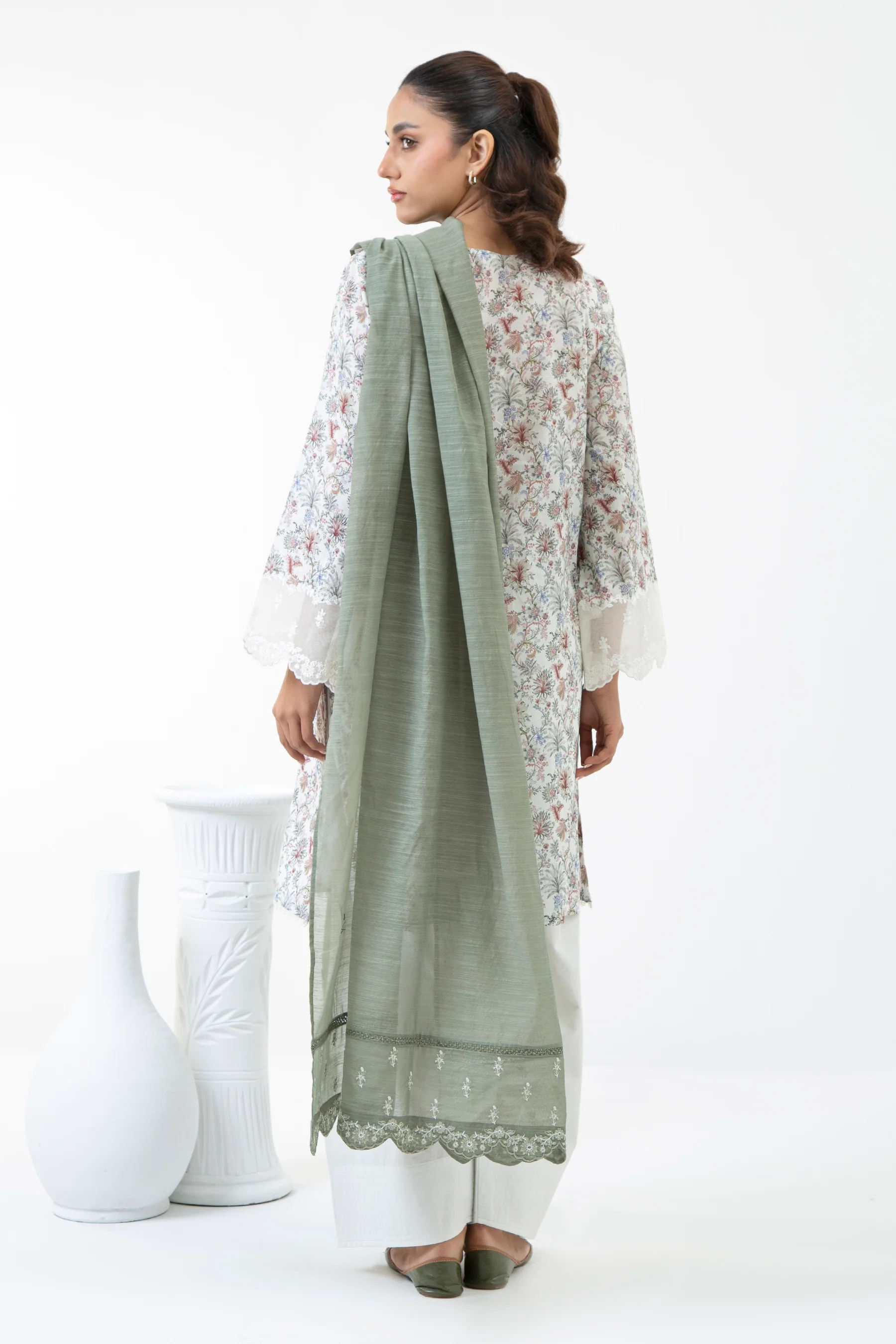 EMBROIDERED CAMBRIC STITCHED 3 PIECE SUIT - Image 4