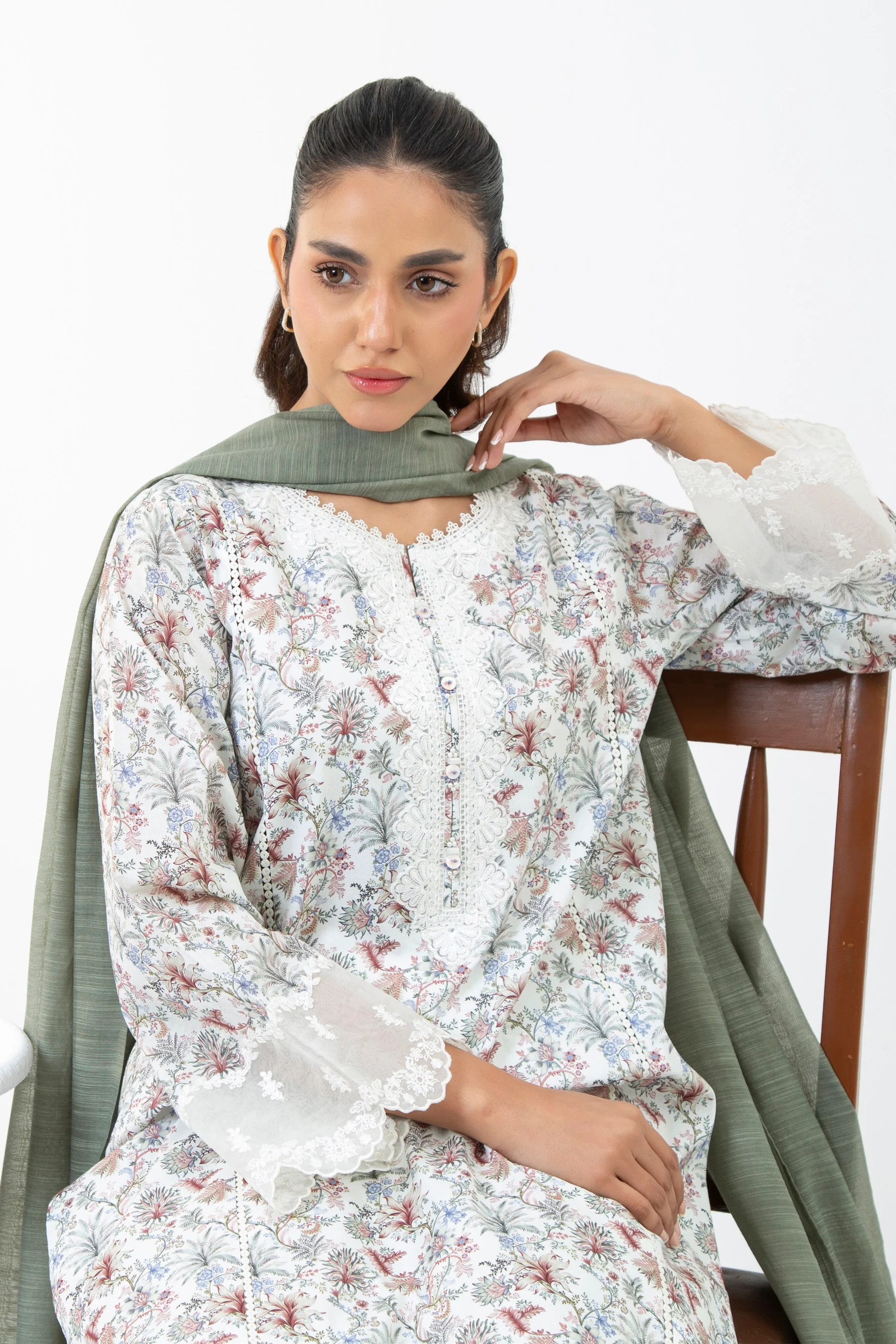 EMBROIDERED CAMBRIC STITCHED 3 PIECE SUIT - Image 5