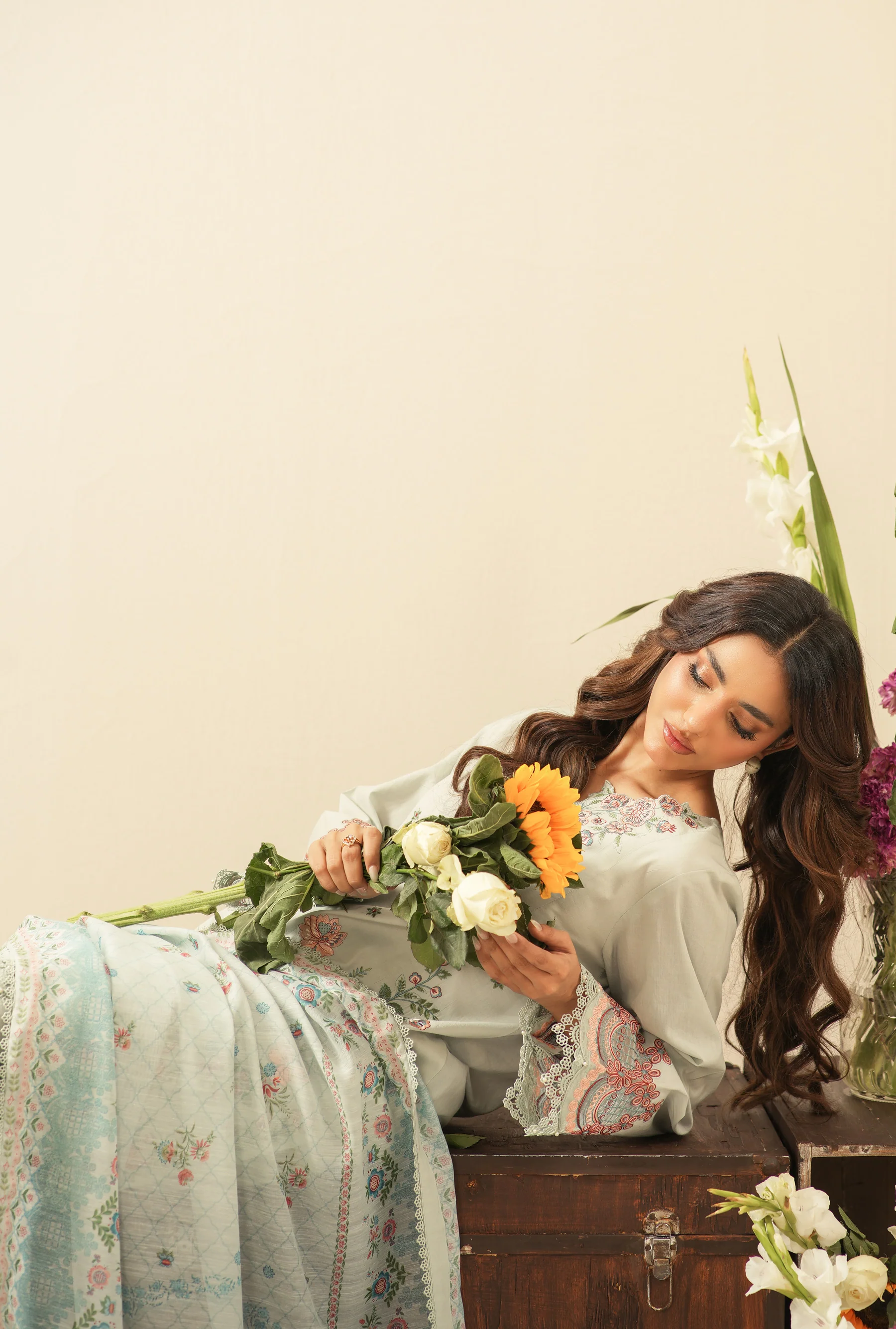 EMBROIDERED CAMBRIC UNSTITCHED 3 PIECE SUIT - Image 7