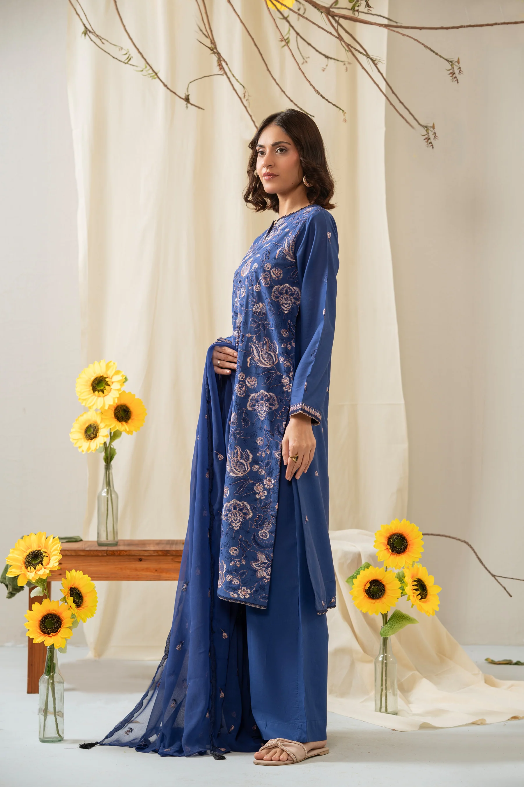 EMBROIDERED CAMBRIC UNSTITCHED 3 PIECE SUIT - Image 6