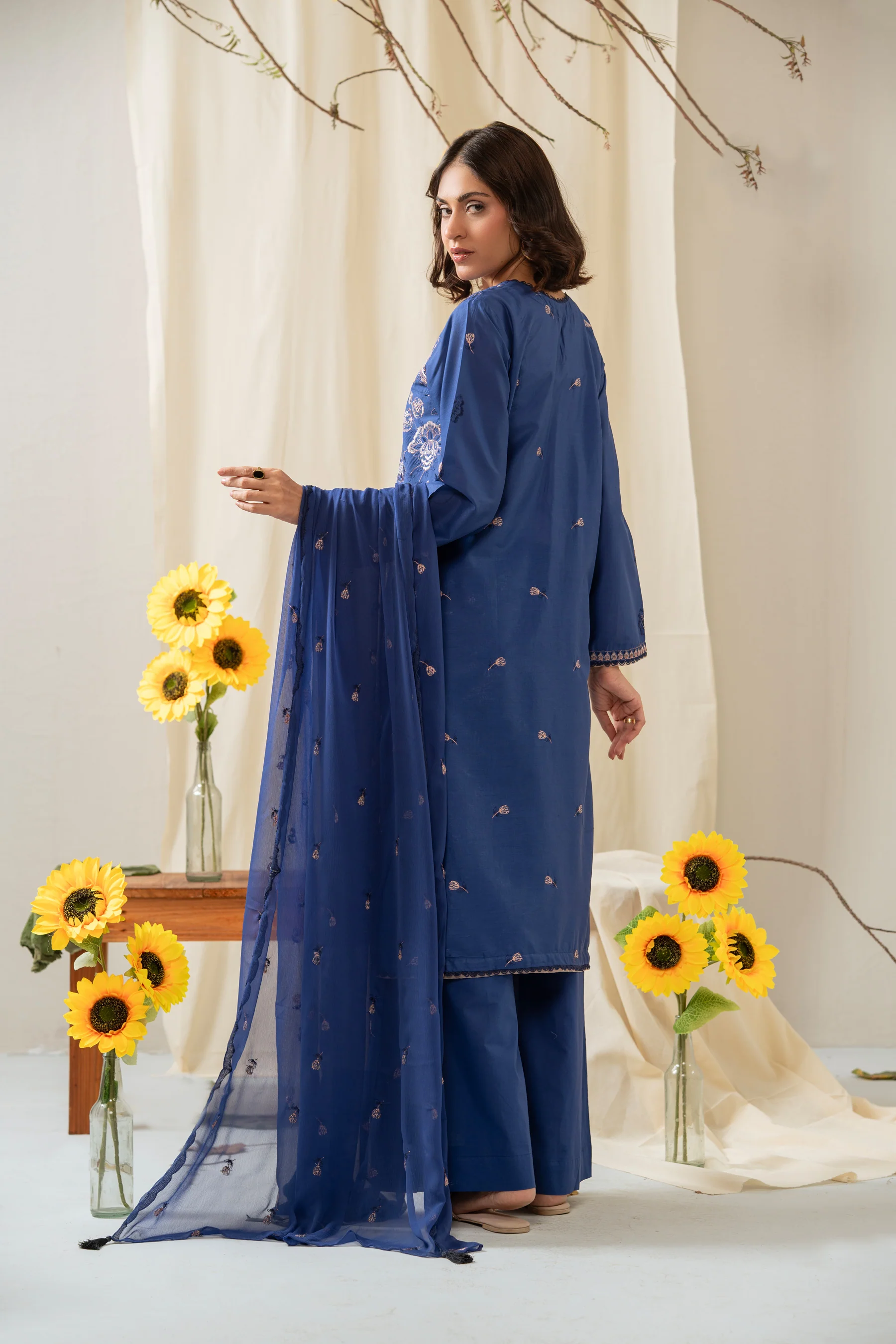 EMBROIDERED CAMBRIC UNSTITCHED 3 PIECE SUIT - Image 7