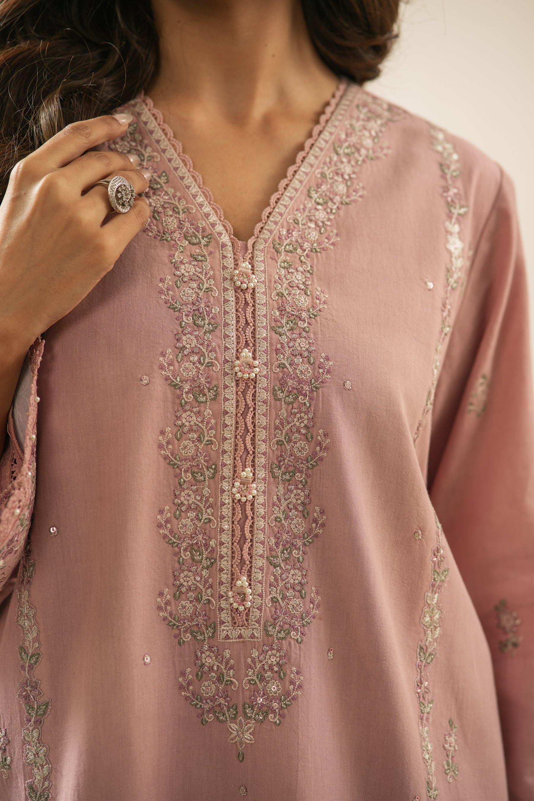 EMBROIDERED CAMBRIC UNSTITCHED 3 PIECE SUIT - Image 5