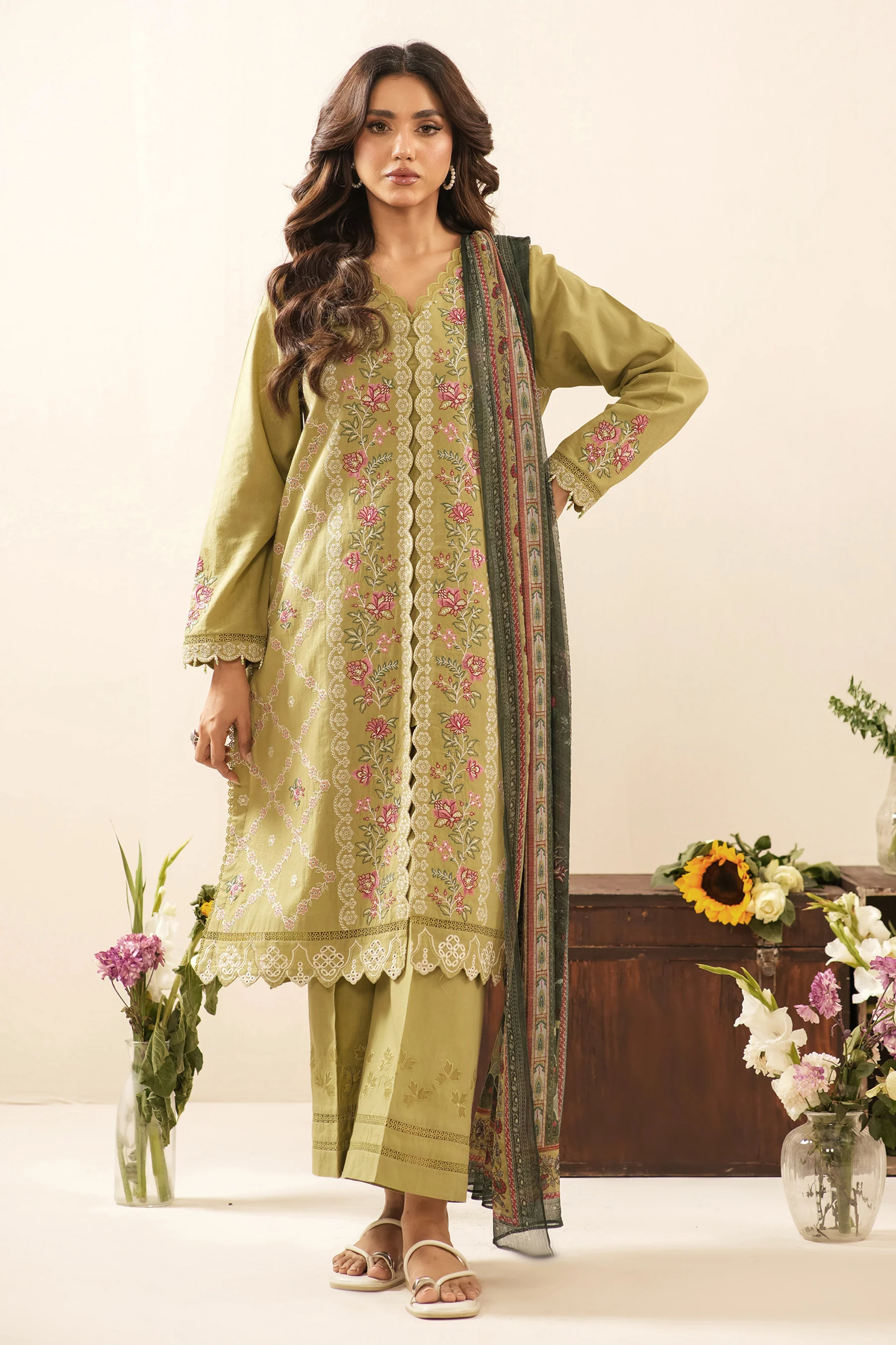 EMBROIDERED CAMBRIC UNSTITCHED 3 PIECE SUIT - Image 4