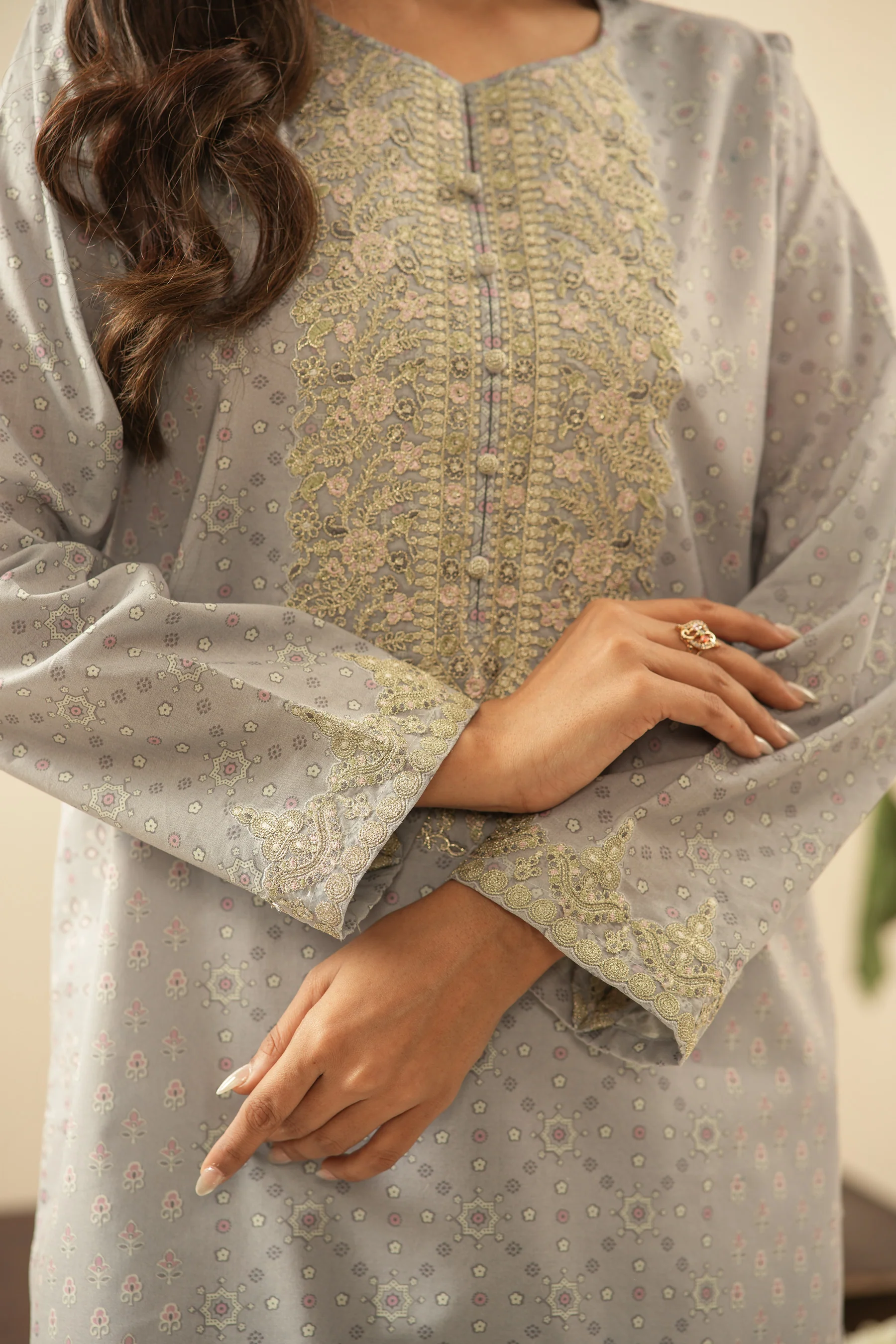 EMBROIDERED CAMBRIC UNSTITCHED 3 PIECE SUIT - Image 2