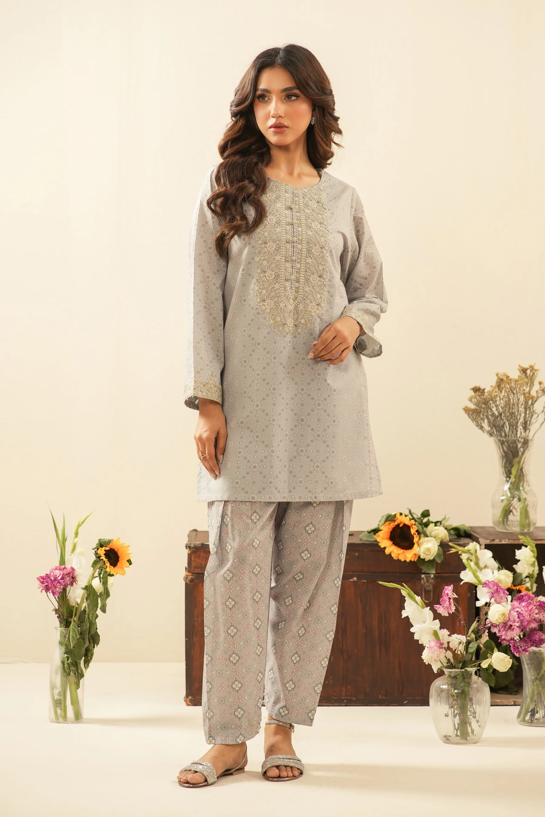 EMBROIDERED CAMBRIC UNSTITCHED 3 PIECE SUIT - Image 4