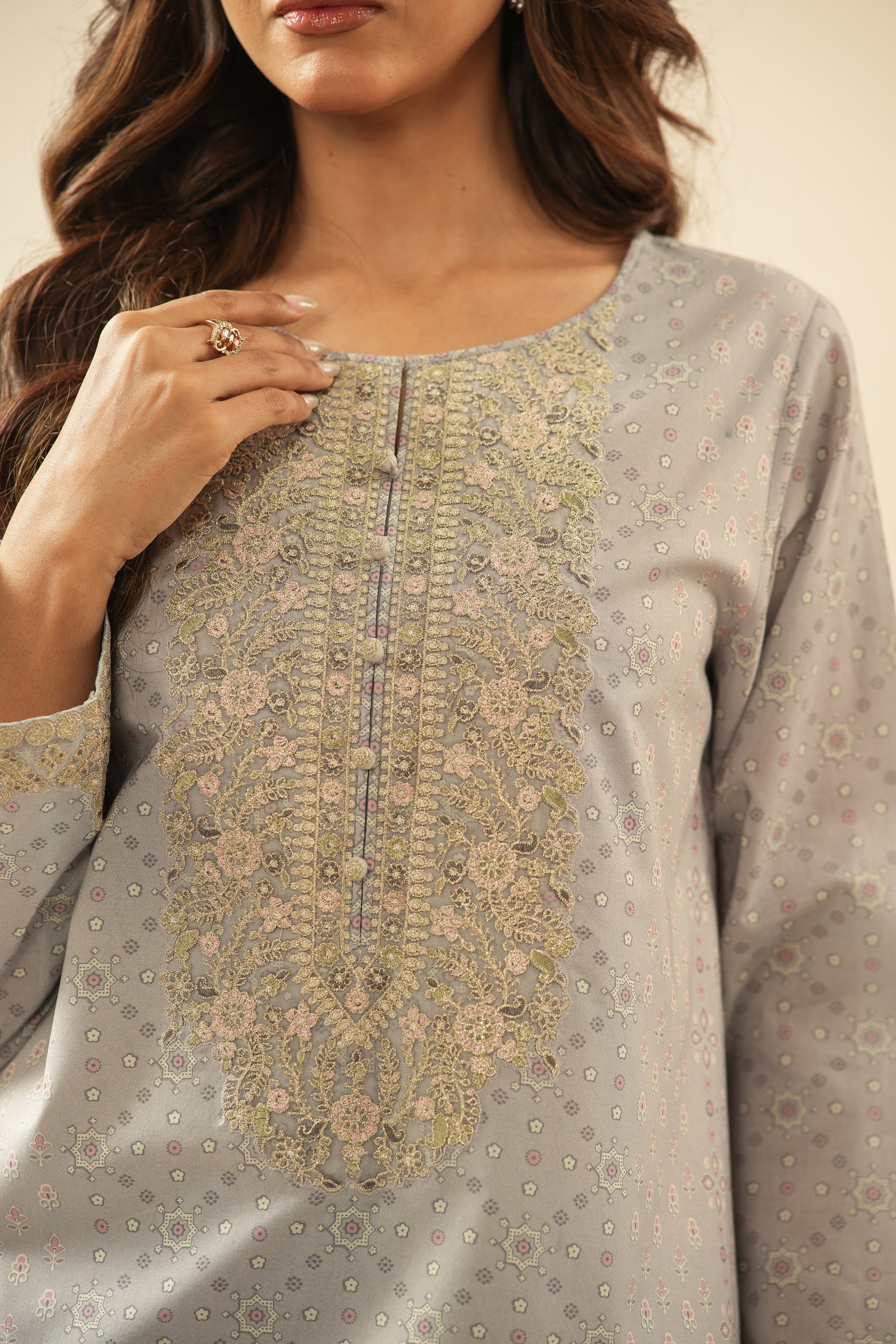 EMBROIDERED CAMBRIC UNSTITCHED 3 PIECE SUIT - Image 5