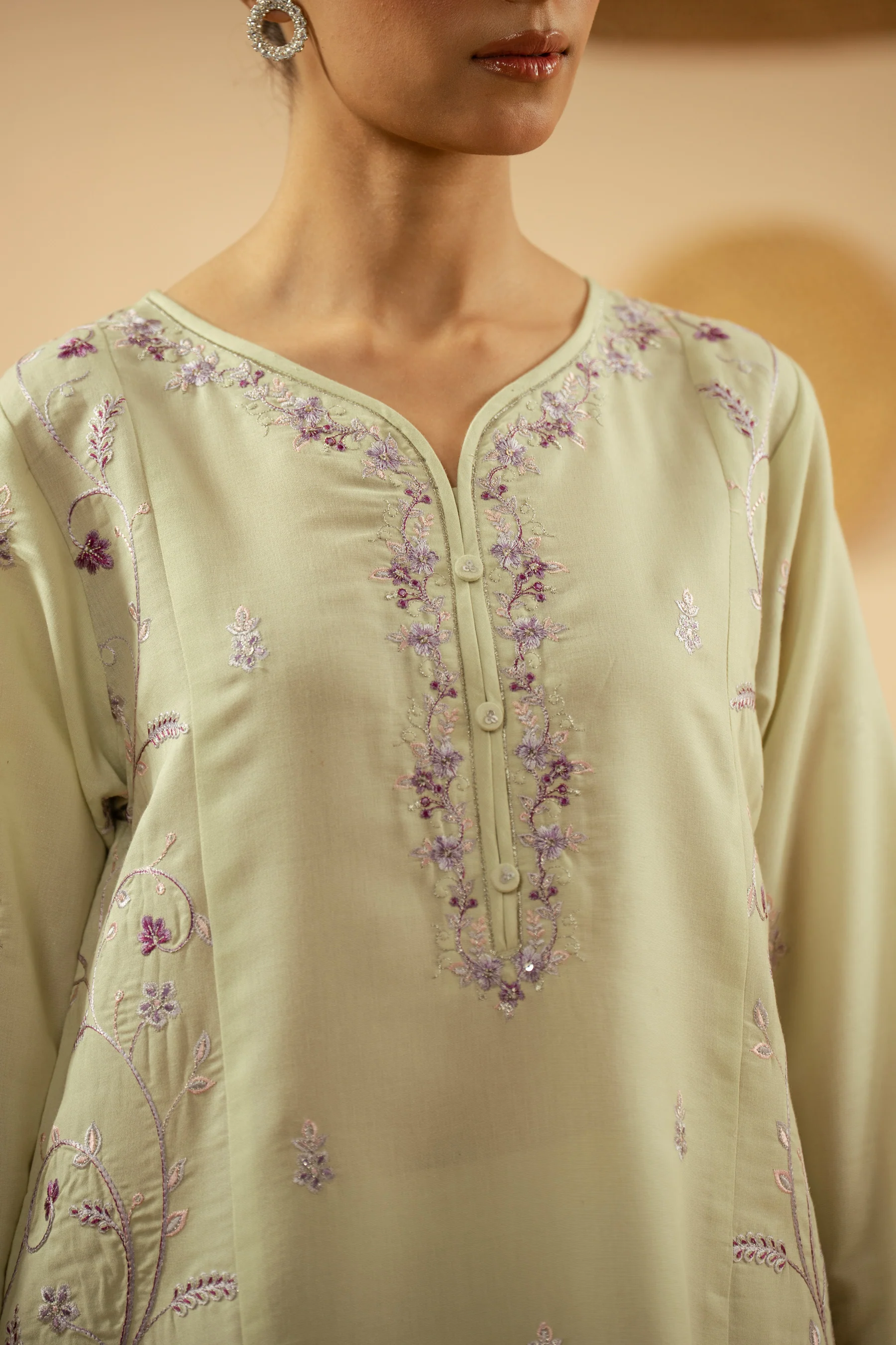 EMBROIDERED CAMBRIC ZARI STITCHED 3 PIECE SUIT - Image 4
