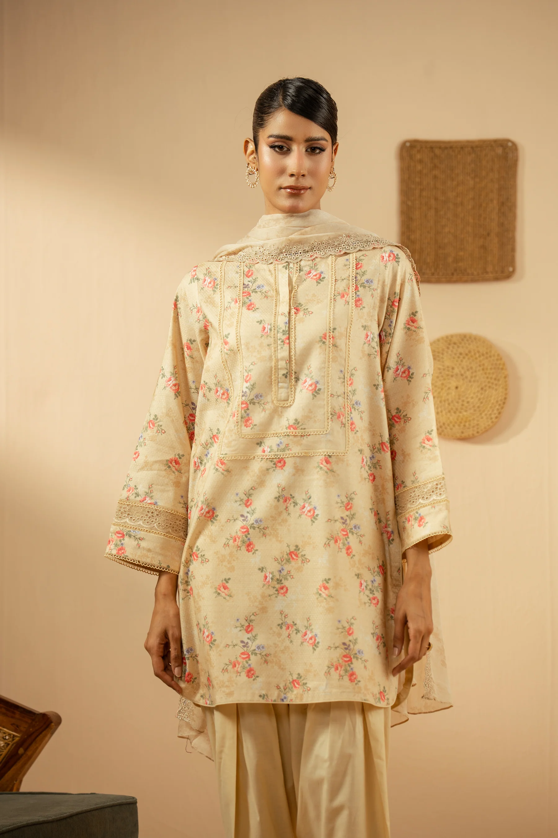 EMBROIDERED LAWN UNSTITCHED 3 PIECE SUIT - Image 4