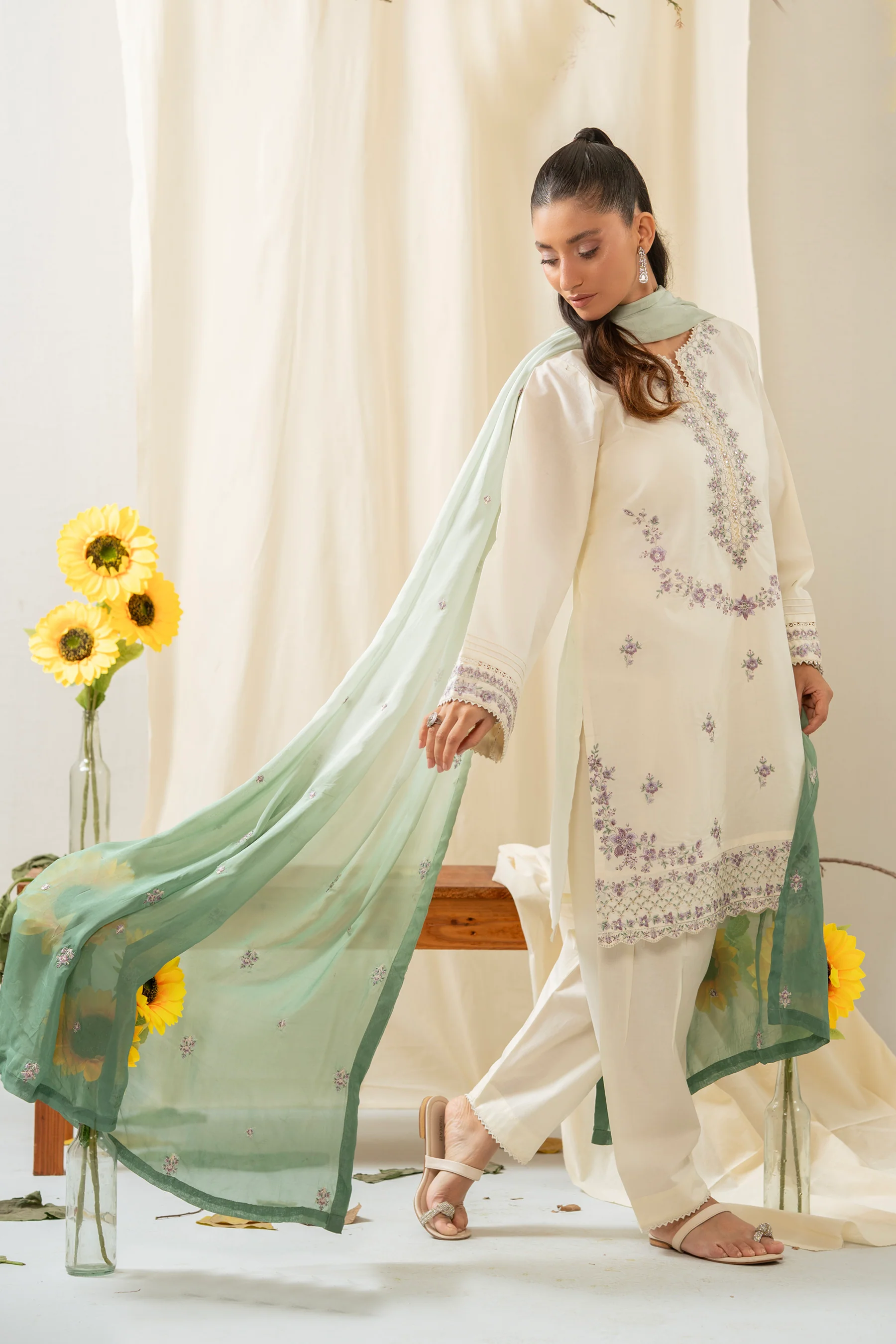 EMBROIDERED OAK SILK STITCHED 3 PIECE SUIT - Image 4