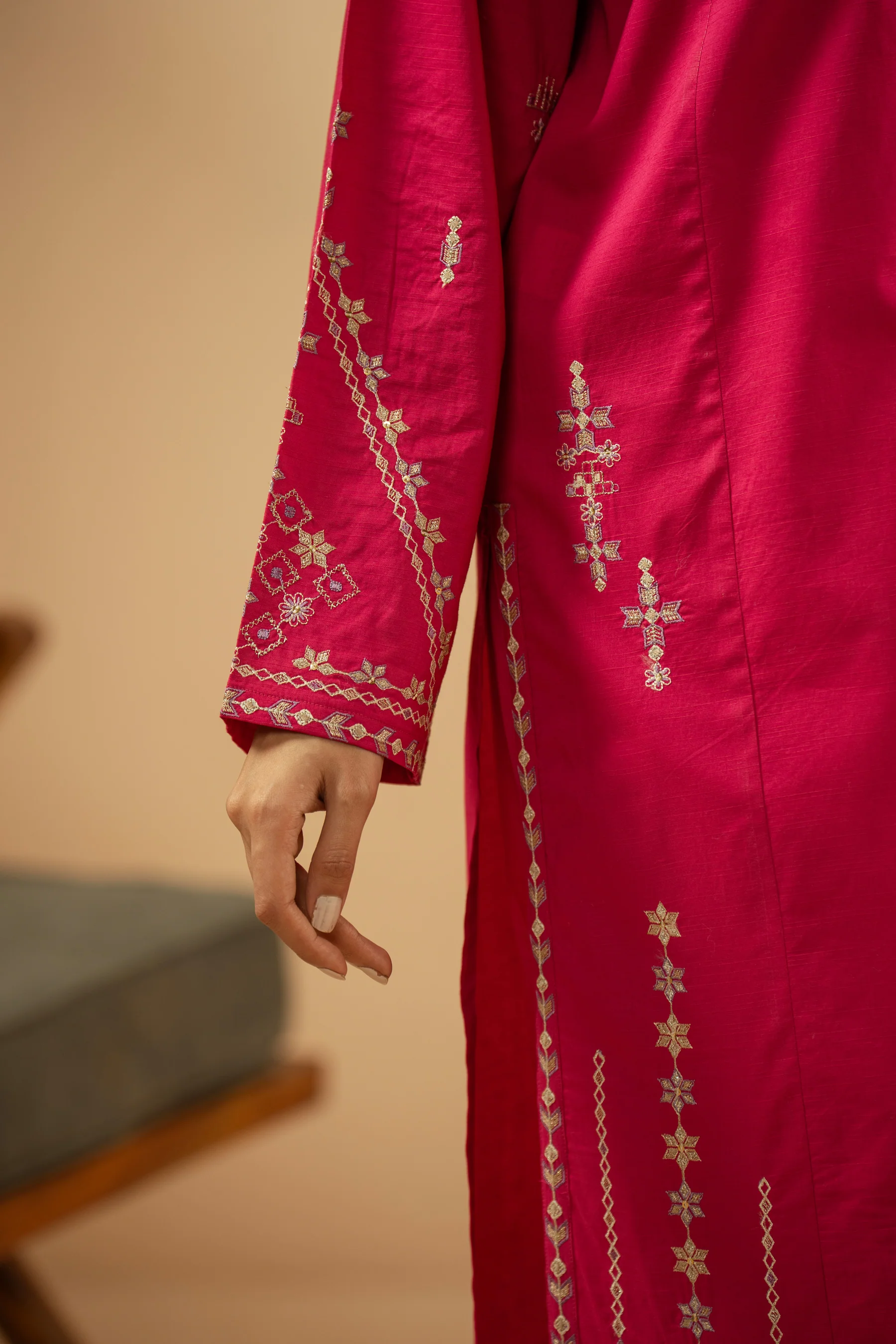 EMBROIDERED SLUB STITCHED 3 PIECE SUIT - Image 11