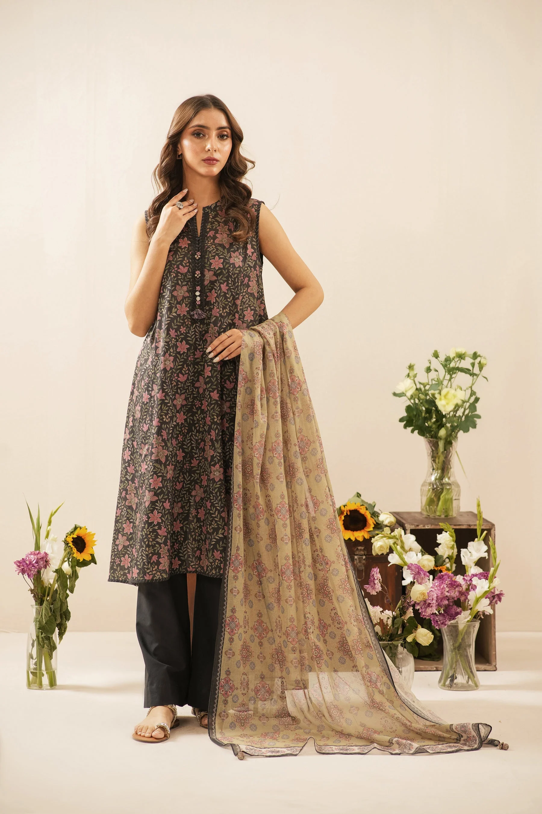 PRINTED LAWN UNSTITCHED 3 PIECE SUIT - Image 4