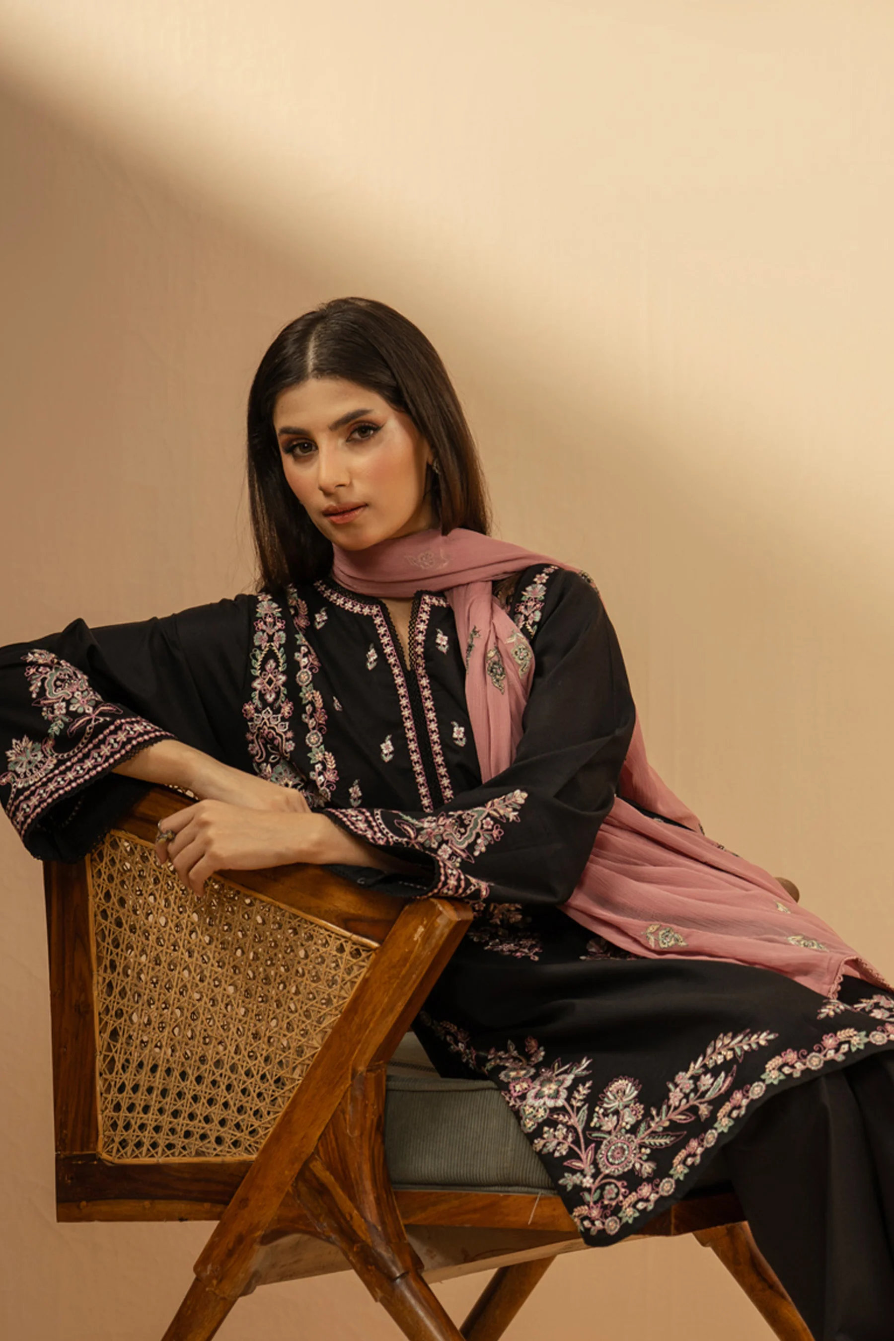 EMBROIDERED DOBBY STITCHED 3 PIECE SUIT - Image 10