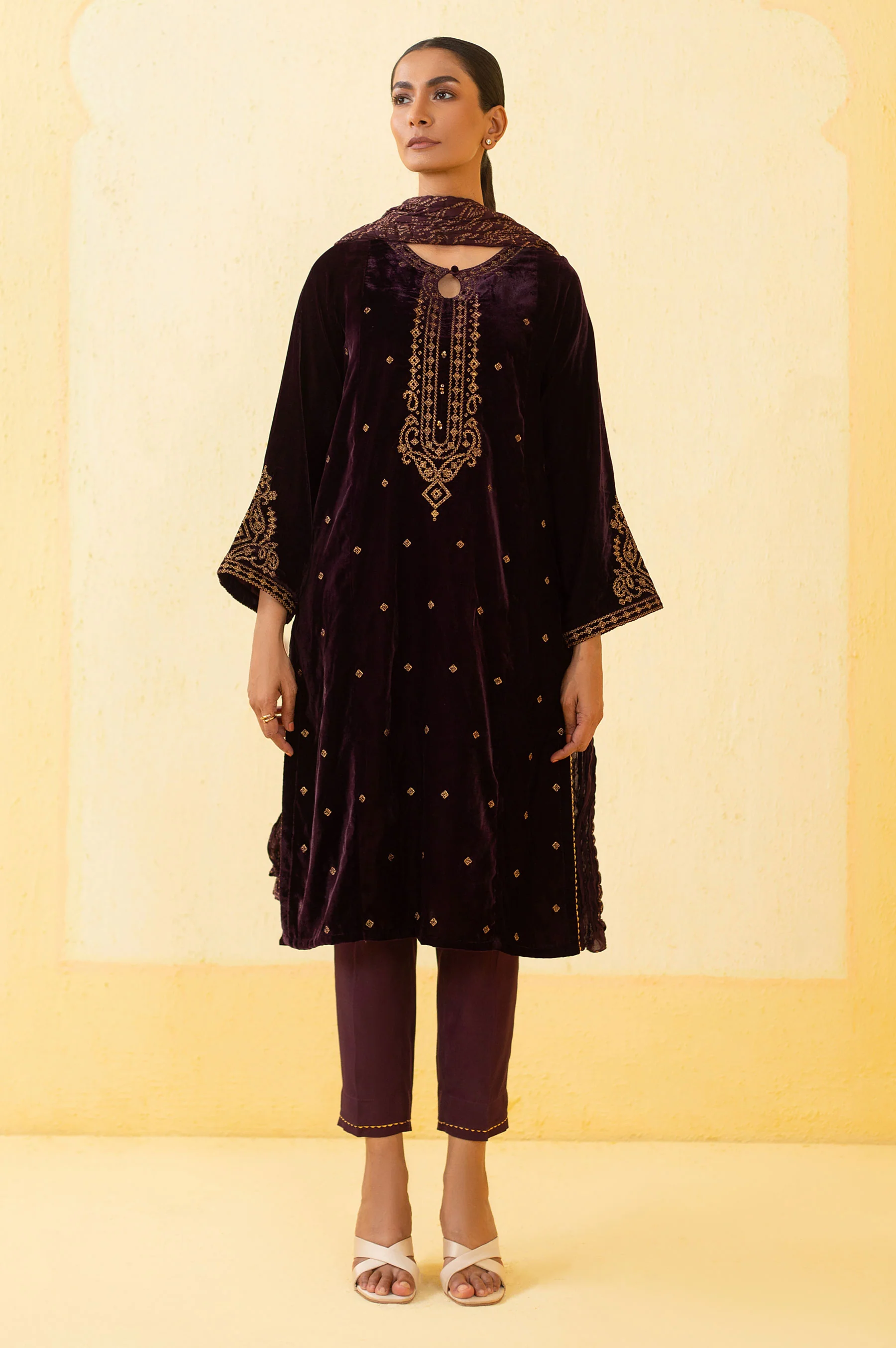 EMBROIDERED VELVET STITCHED DUPATTA (FACTORY E-OUTLET)