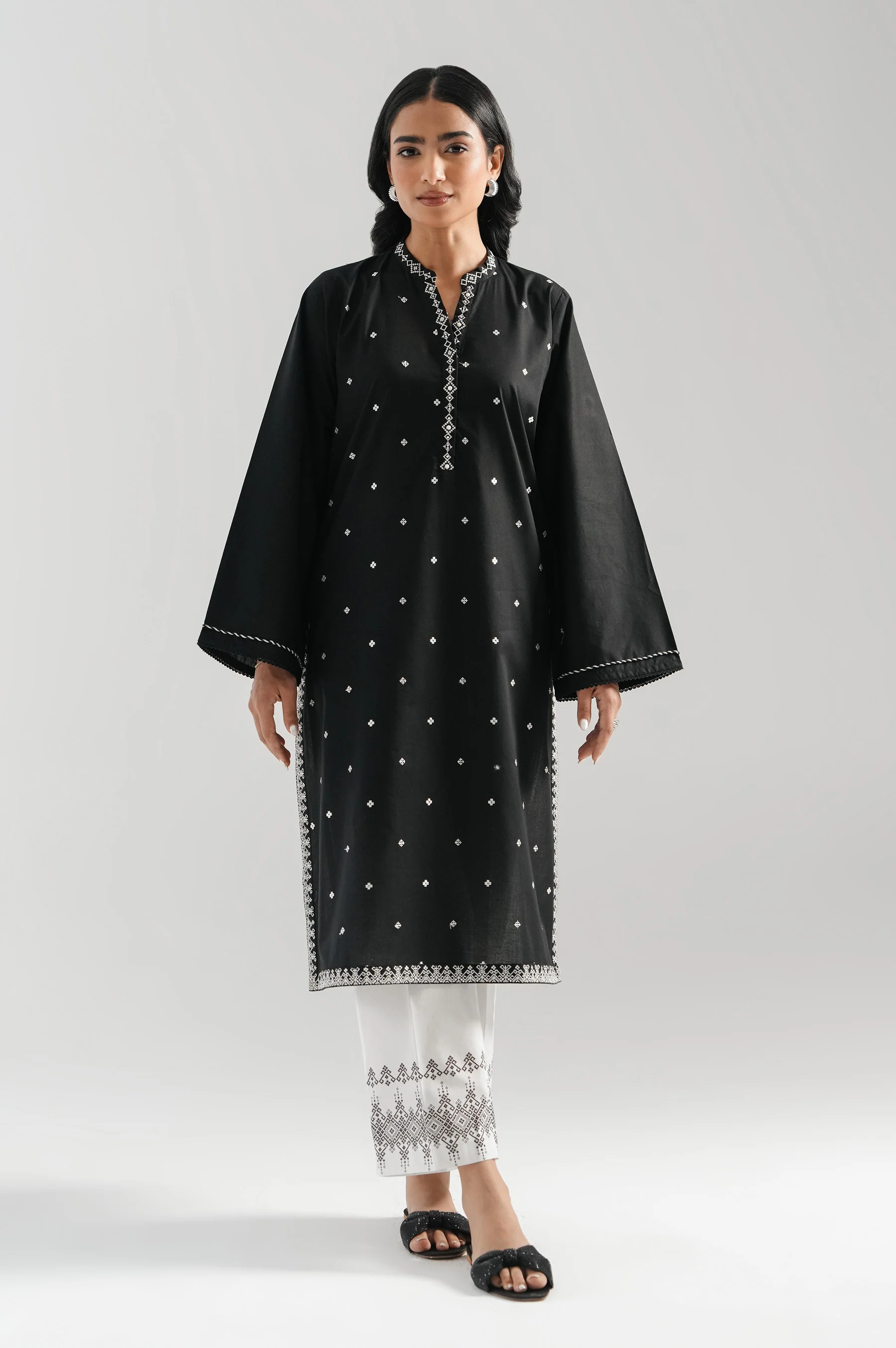 STITCHED EMBROIDERED CAMBRIC SHIRT BOTTOM - Image 2