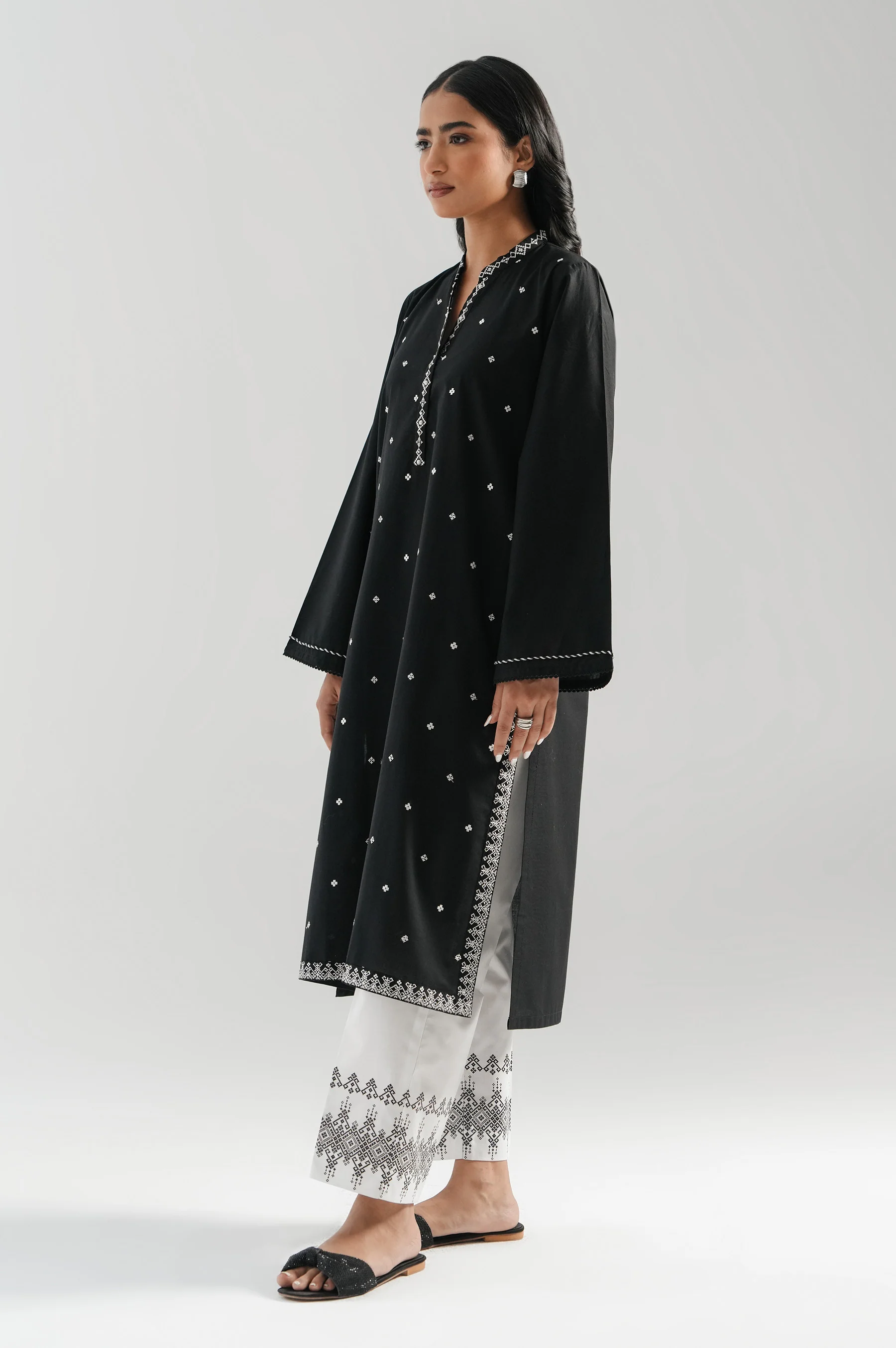 STITCHED EMBROIDERED CAMBRIC SHIRT BOTTOM - Image 3