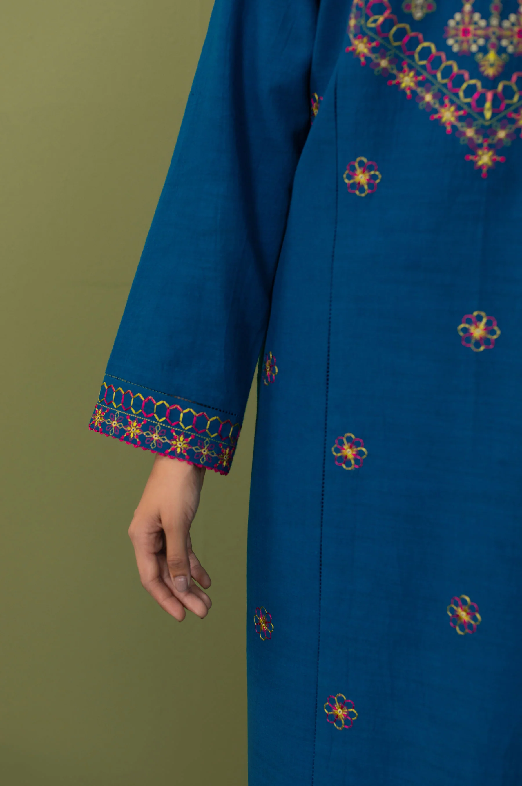 Stitched 2 Piece Dyed Embroidered Khaddar Shirt & Dupatta - Image 6
