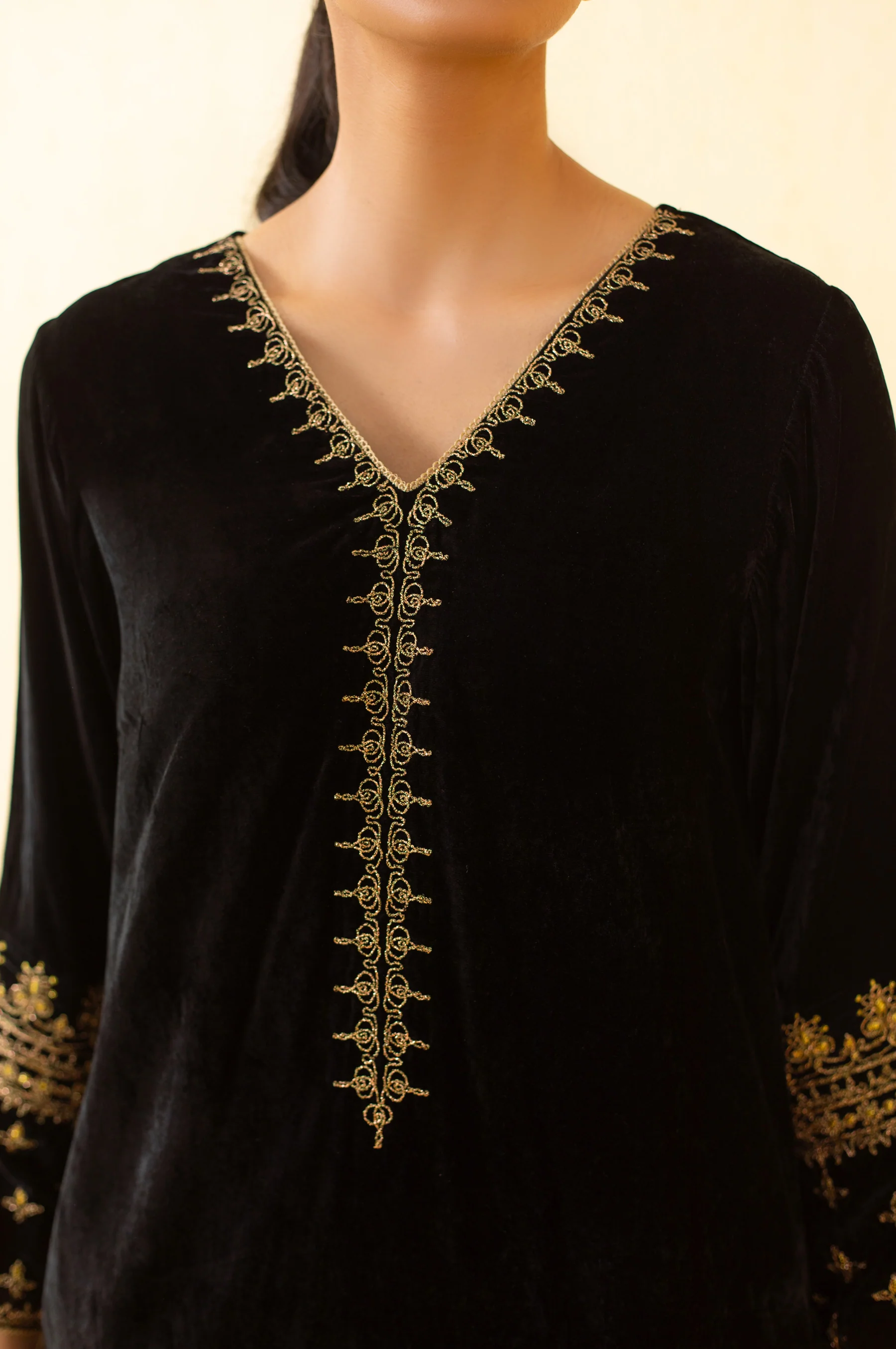 Stitched 2 Piece Embroidered Velvet Outfit - Black - Image 4