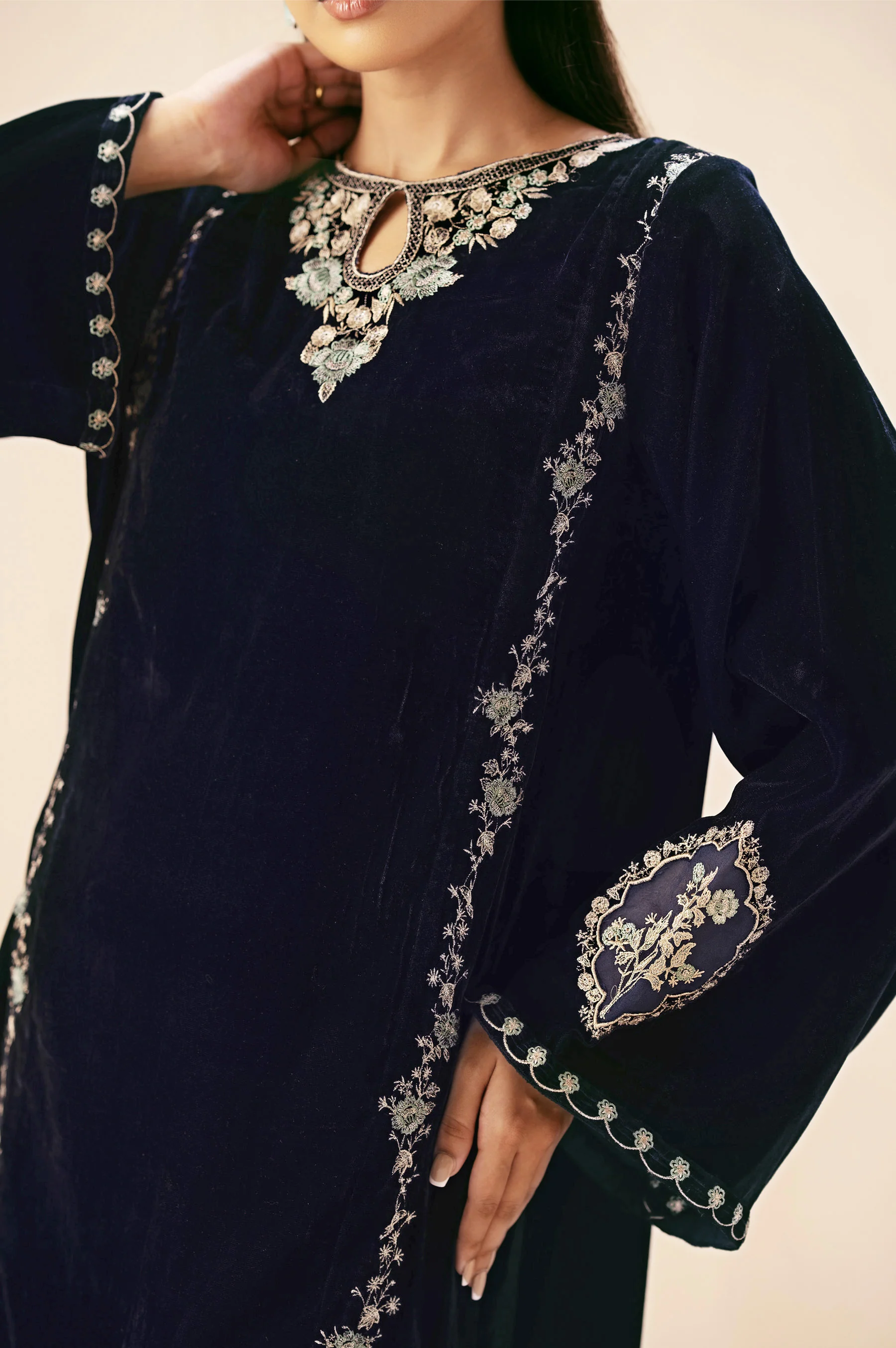 EMBROIDERED SUIT - Image 2