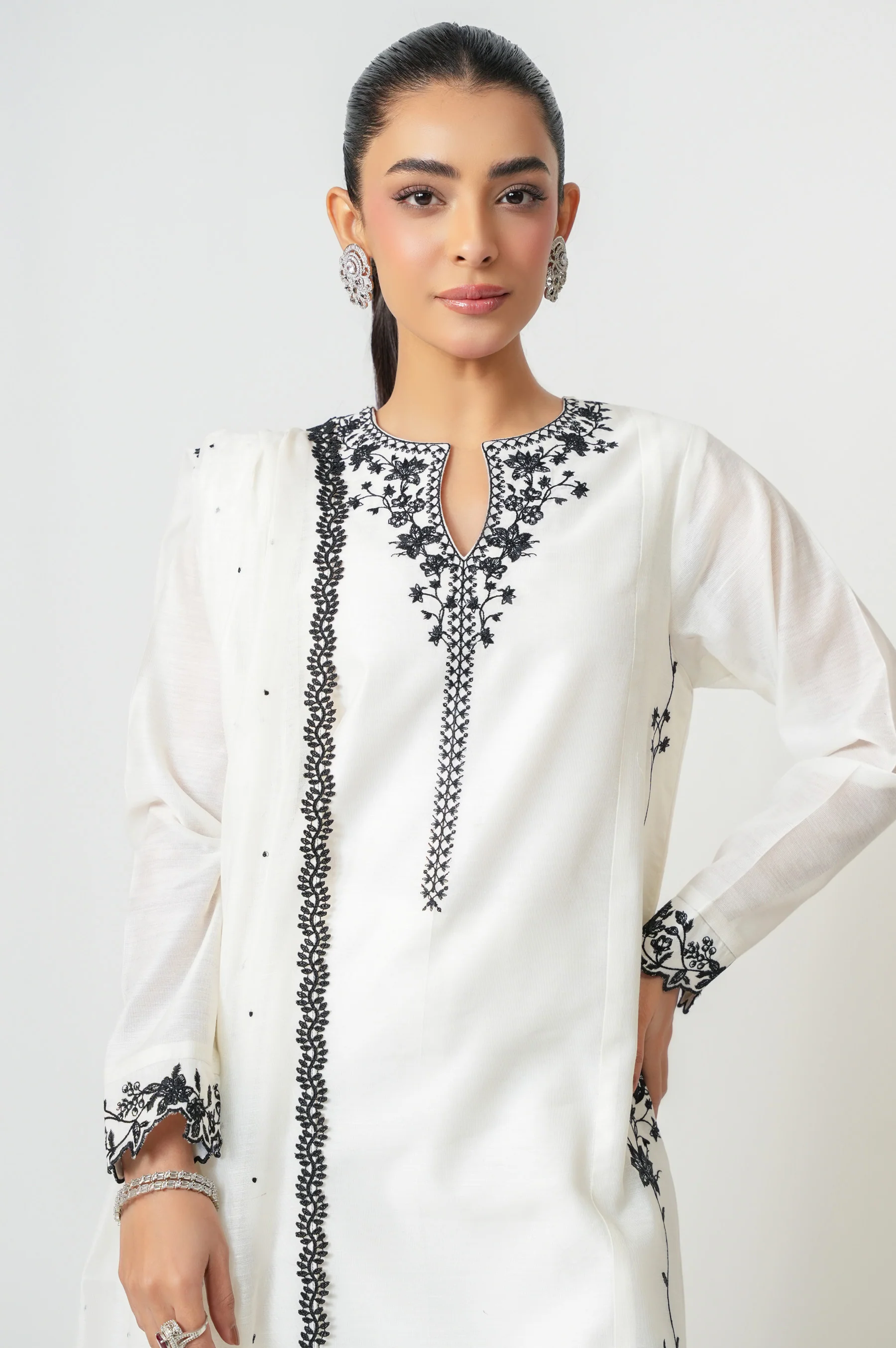 EMBROIDERED SUIT - Image 2