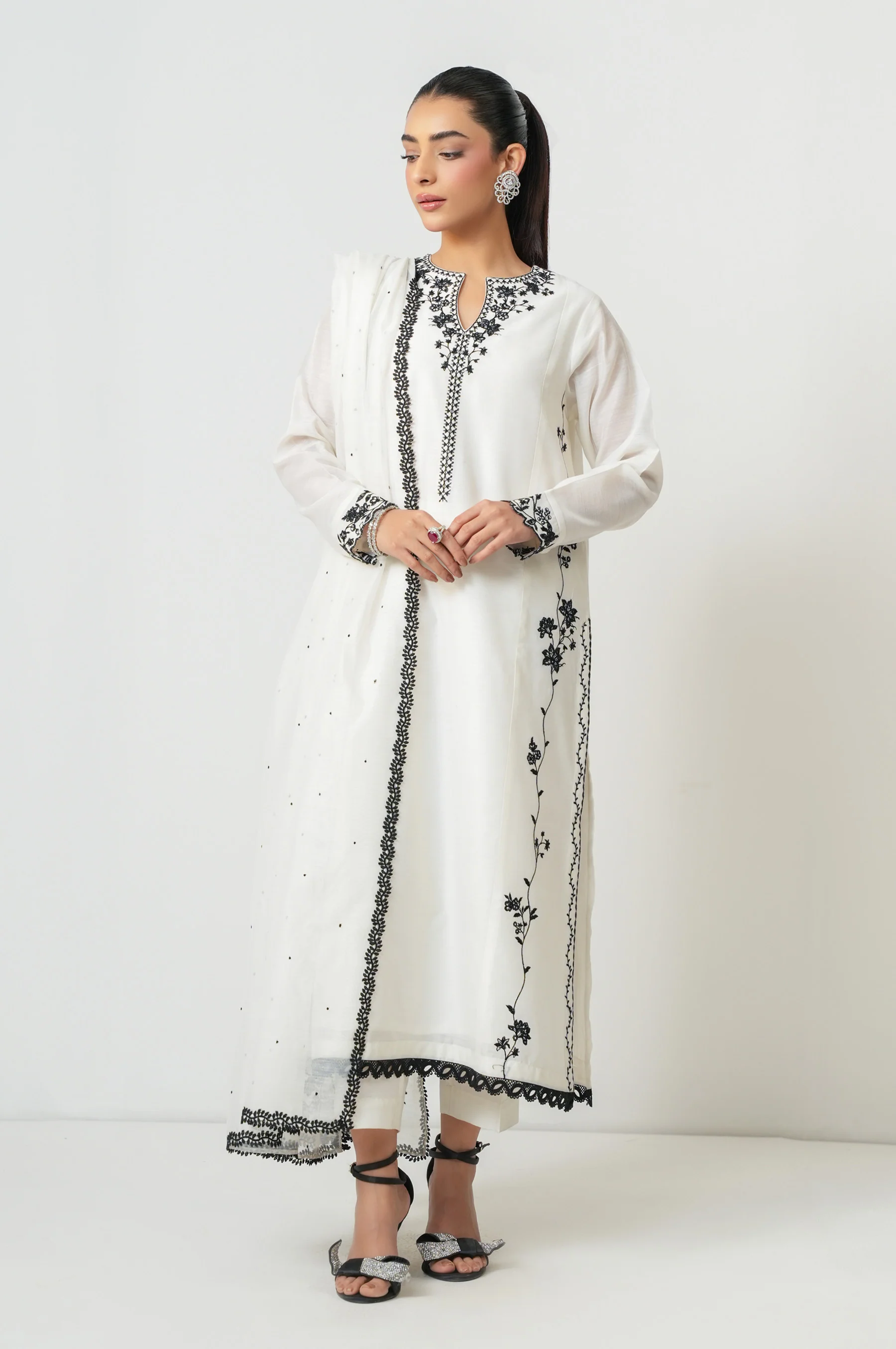 EMBROIDERED SUIT - Image 4