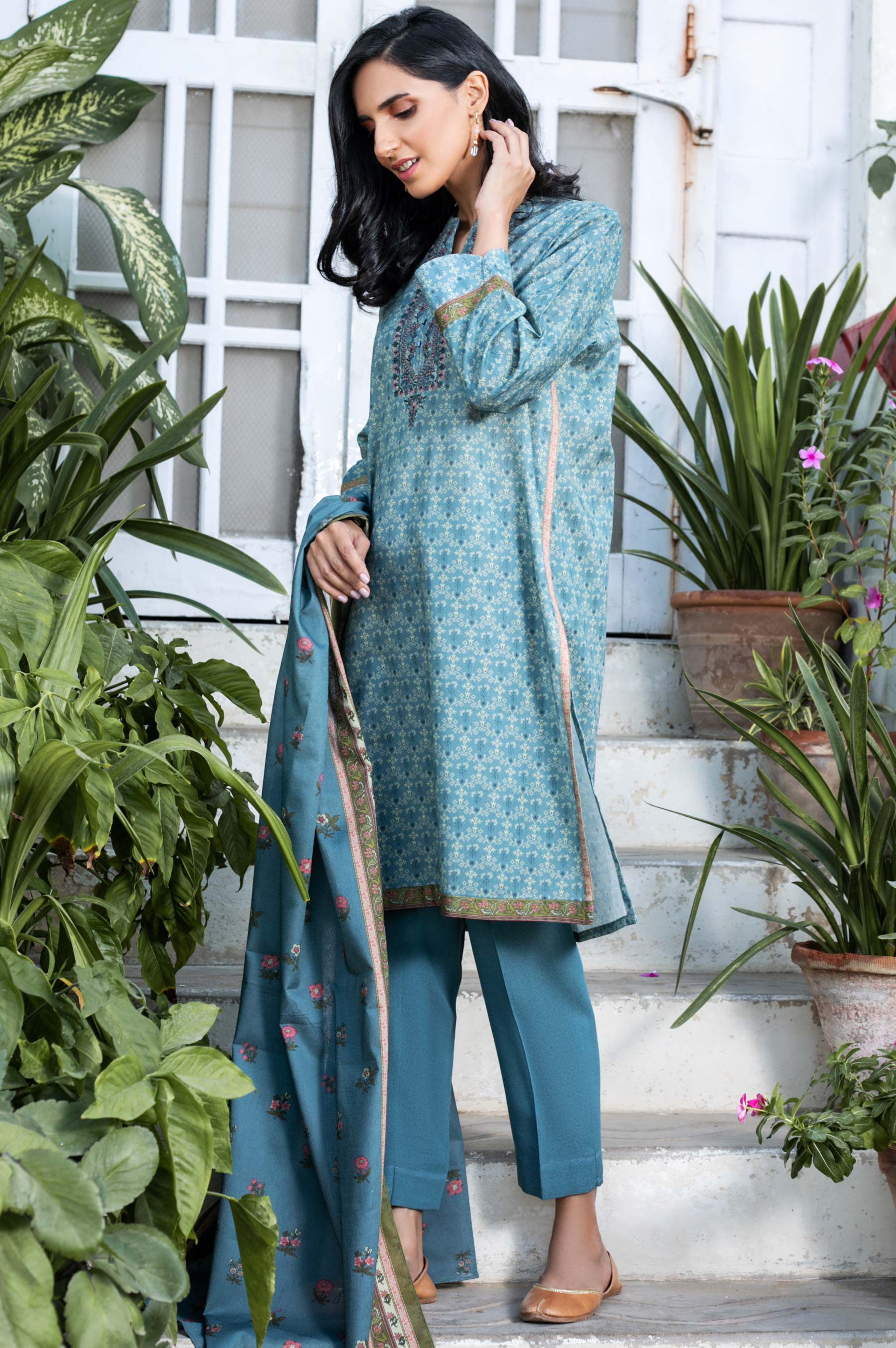 Stitched 3 Piece Embroidered Karandi Suit - Image 4