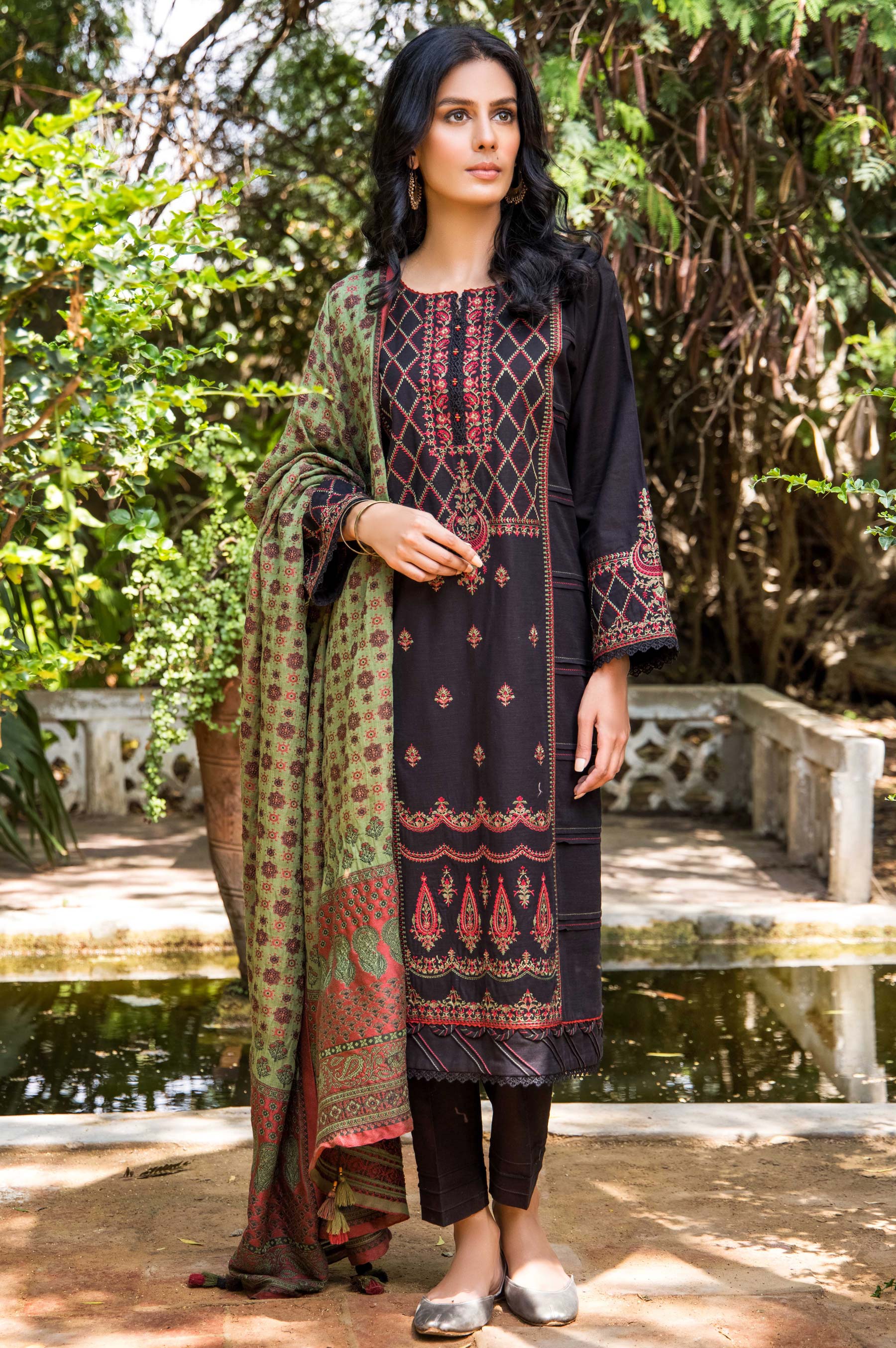Stitched 3 Piece Embroidered Khaddar Shirt with Jacquard Dupatta - Image 4