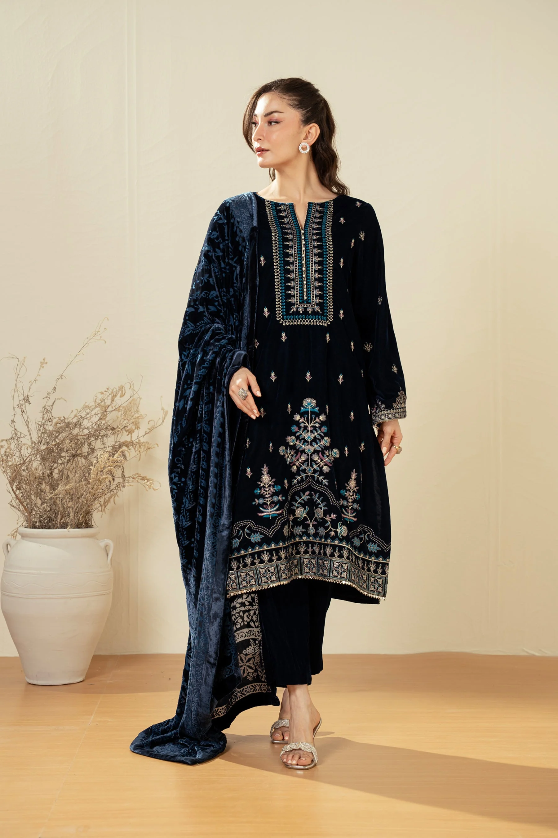 EMBROIDERED VELVET SUIT (FACTORY E-OUTLET) - Image 4