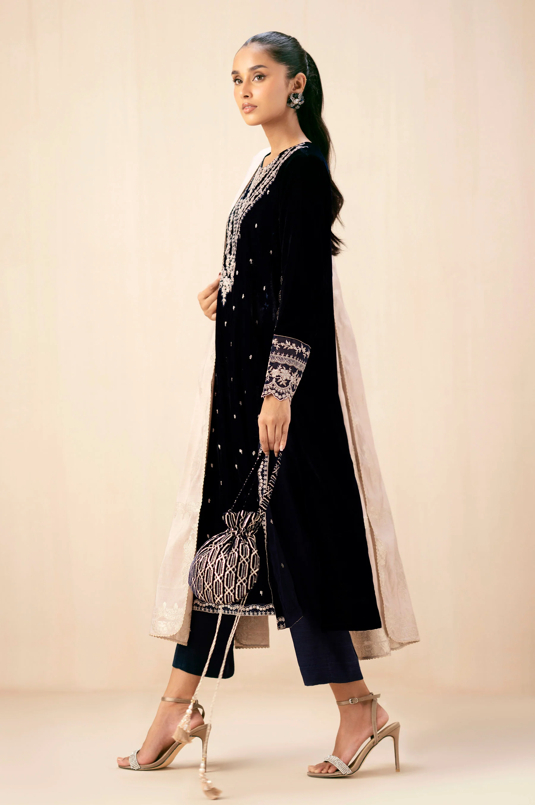 EMBROIDERED VELVET SUIT - Image 3