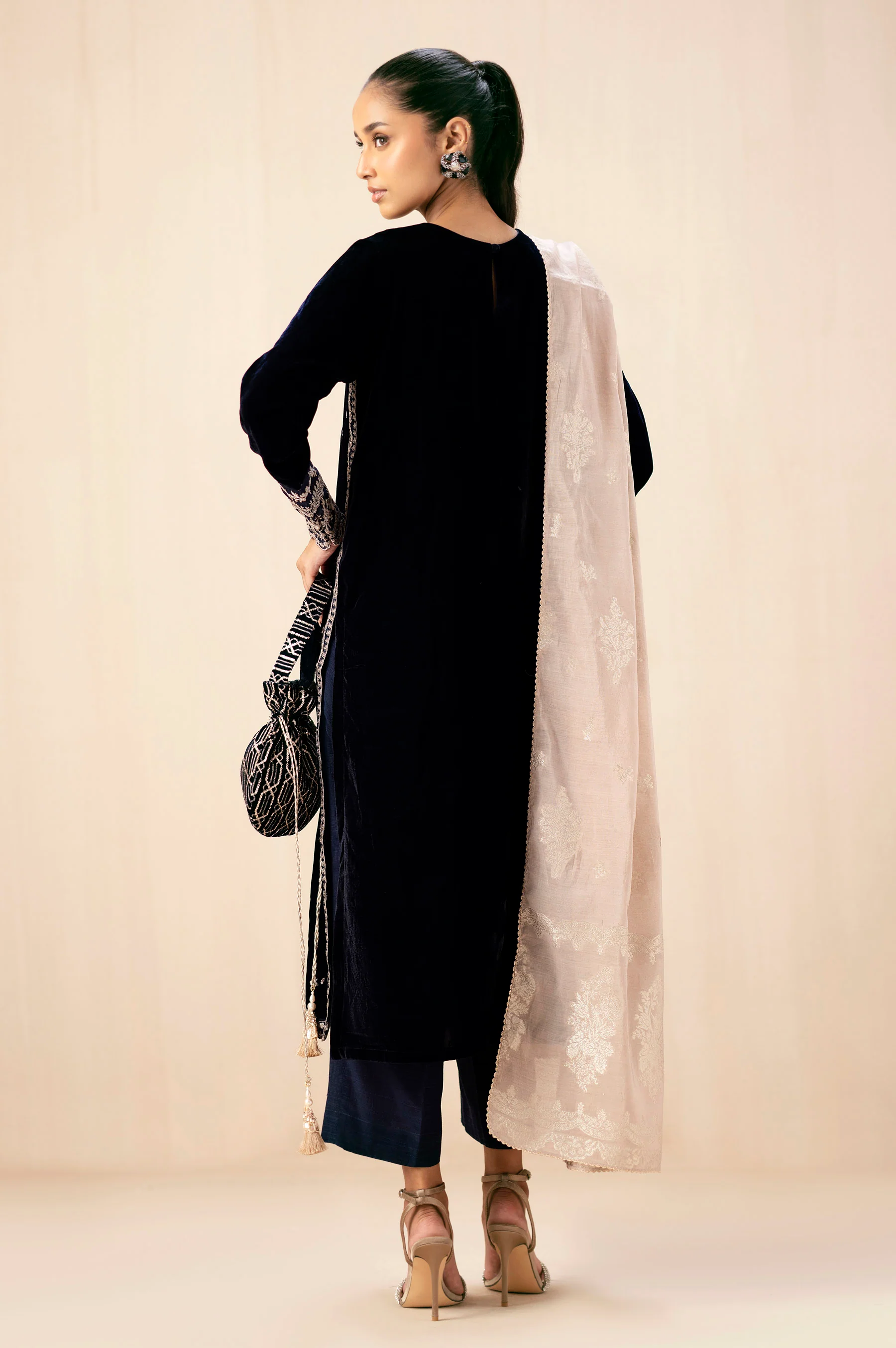 EMBROIDERED VELVET SUIT - Image 4