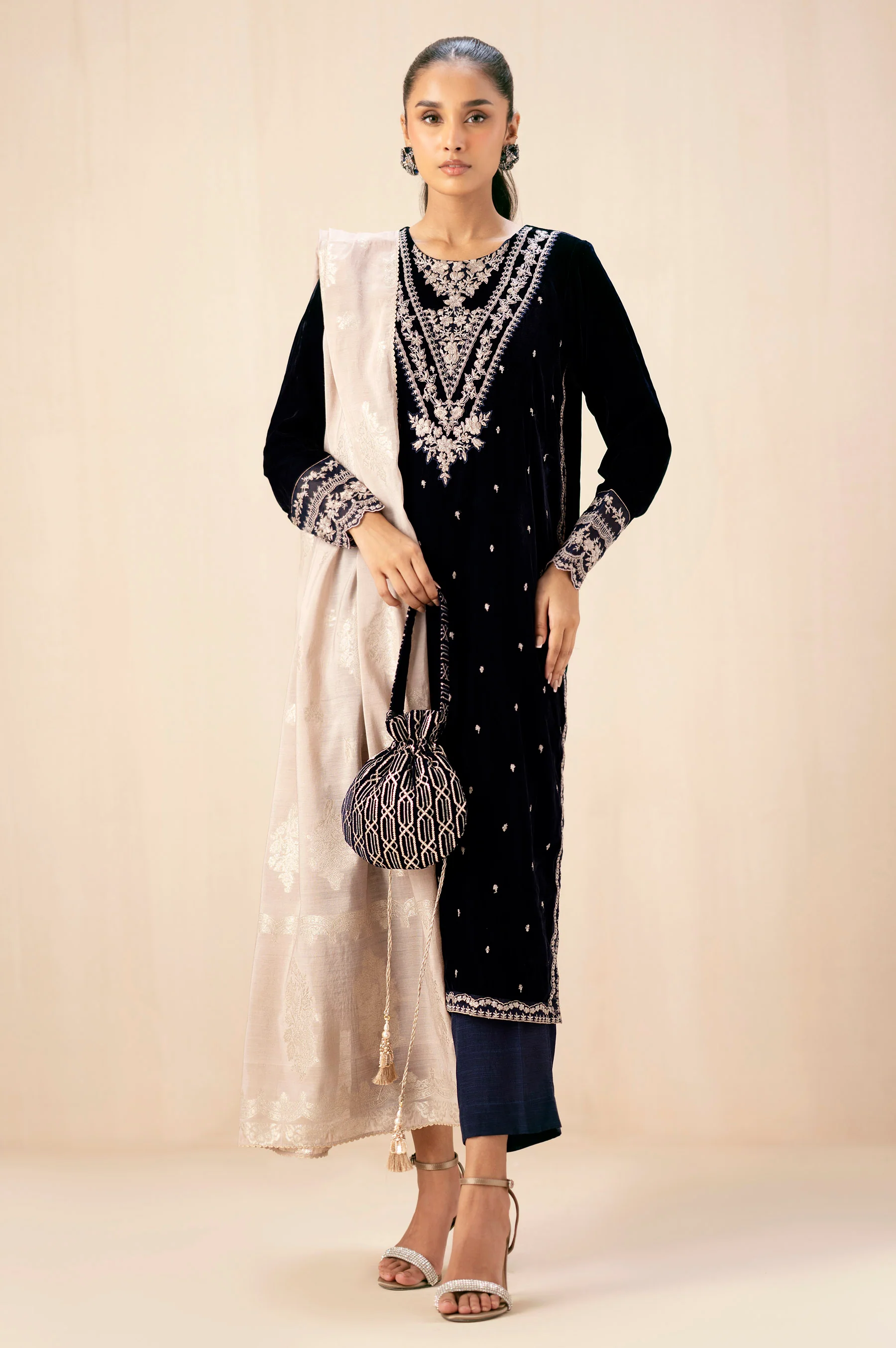 EMBROIDERED VELVET SUIT - Image 6
