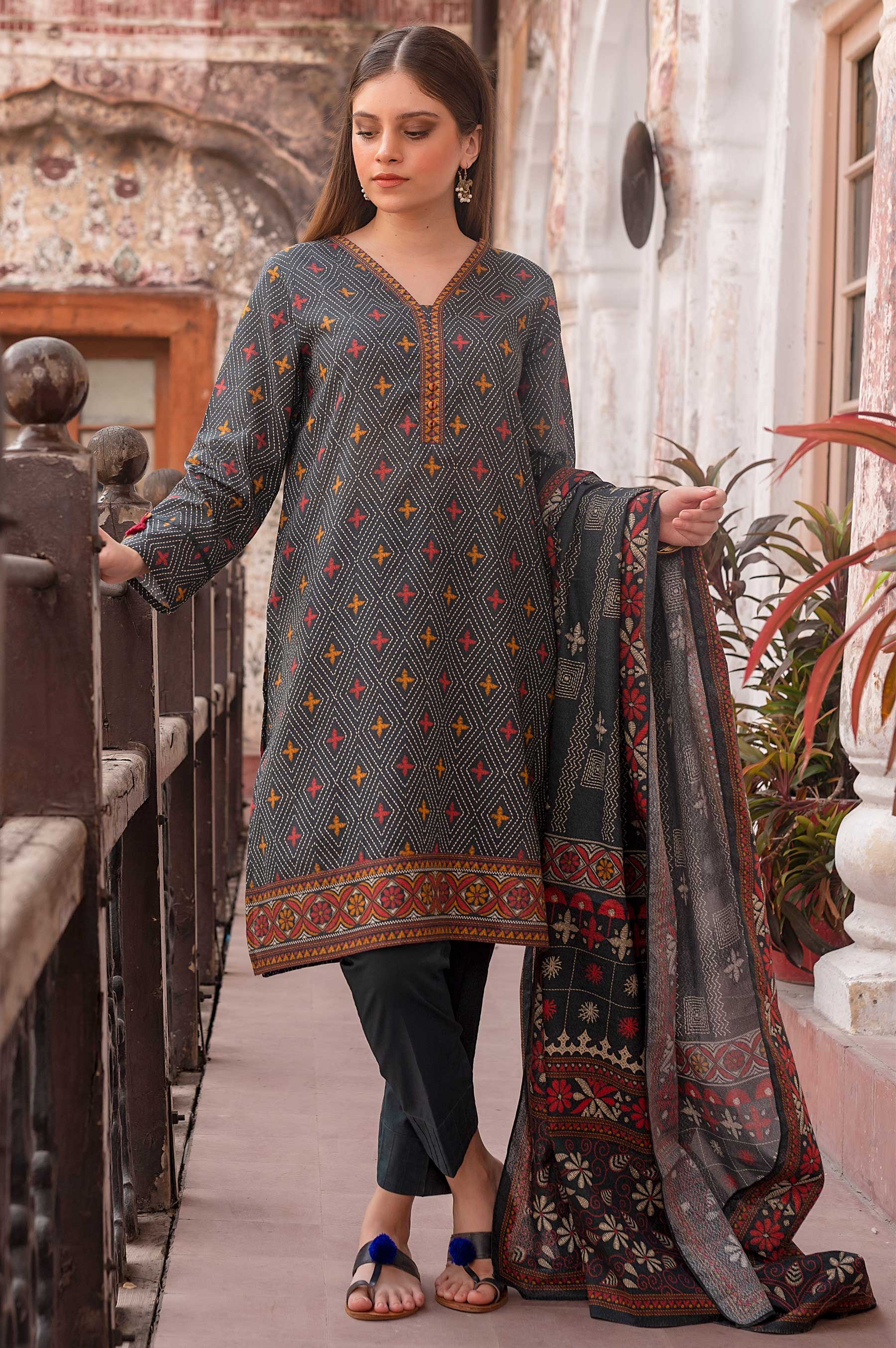 Stitched 3 Piece Printed Karandi Suit - Image 4