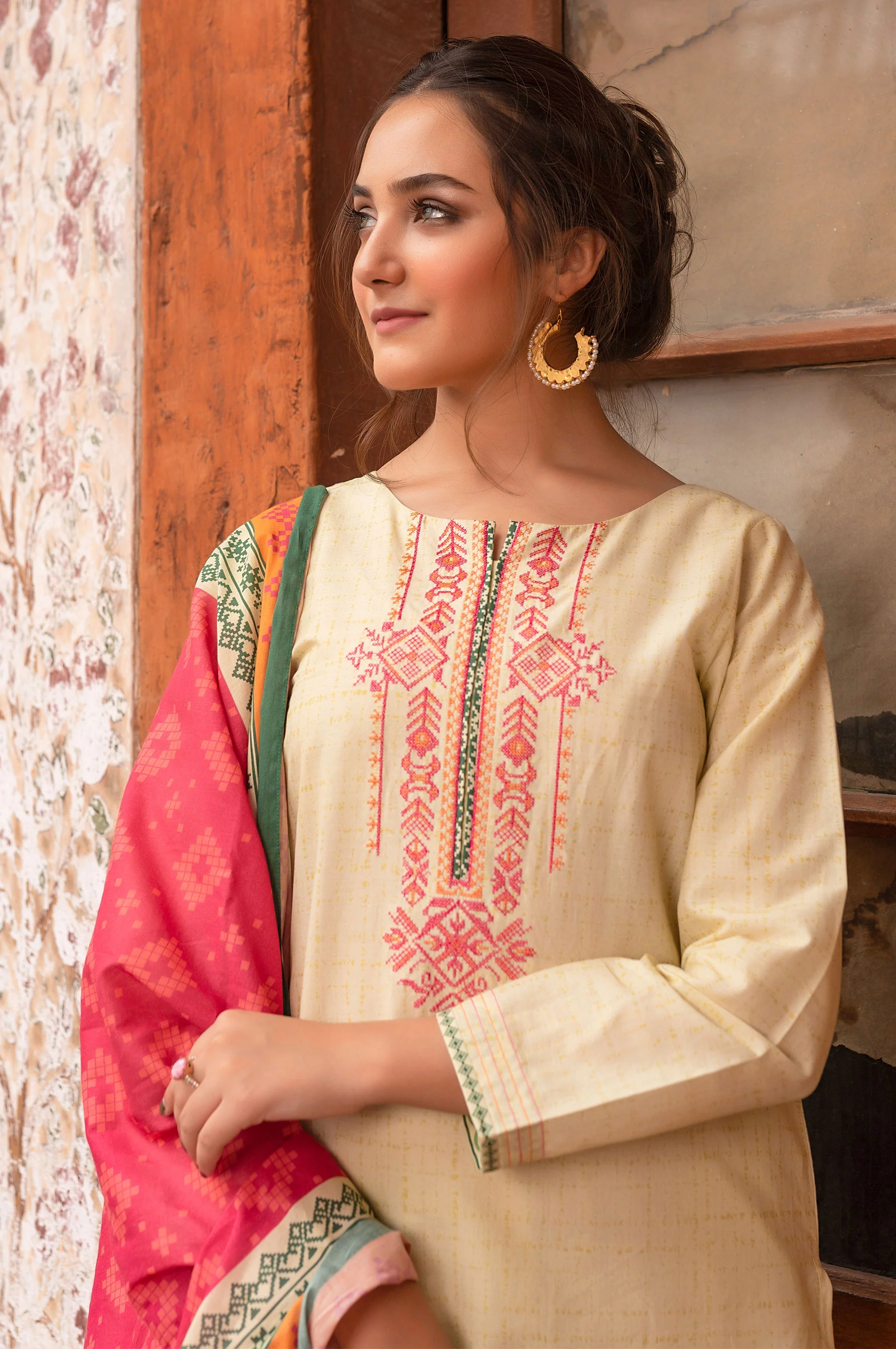 Stitched 3 Piece Printed Khaddar Suit - Image 4