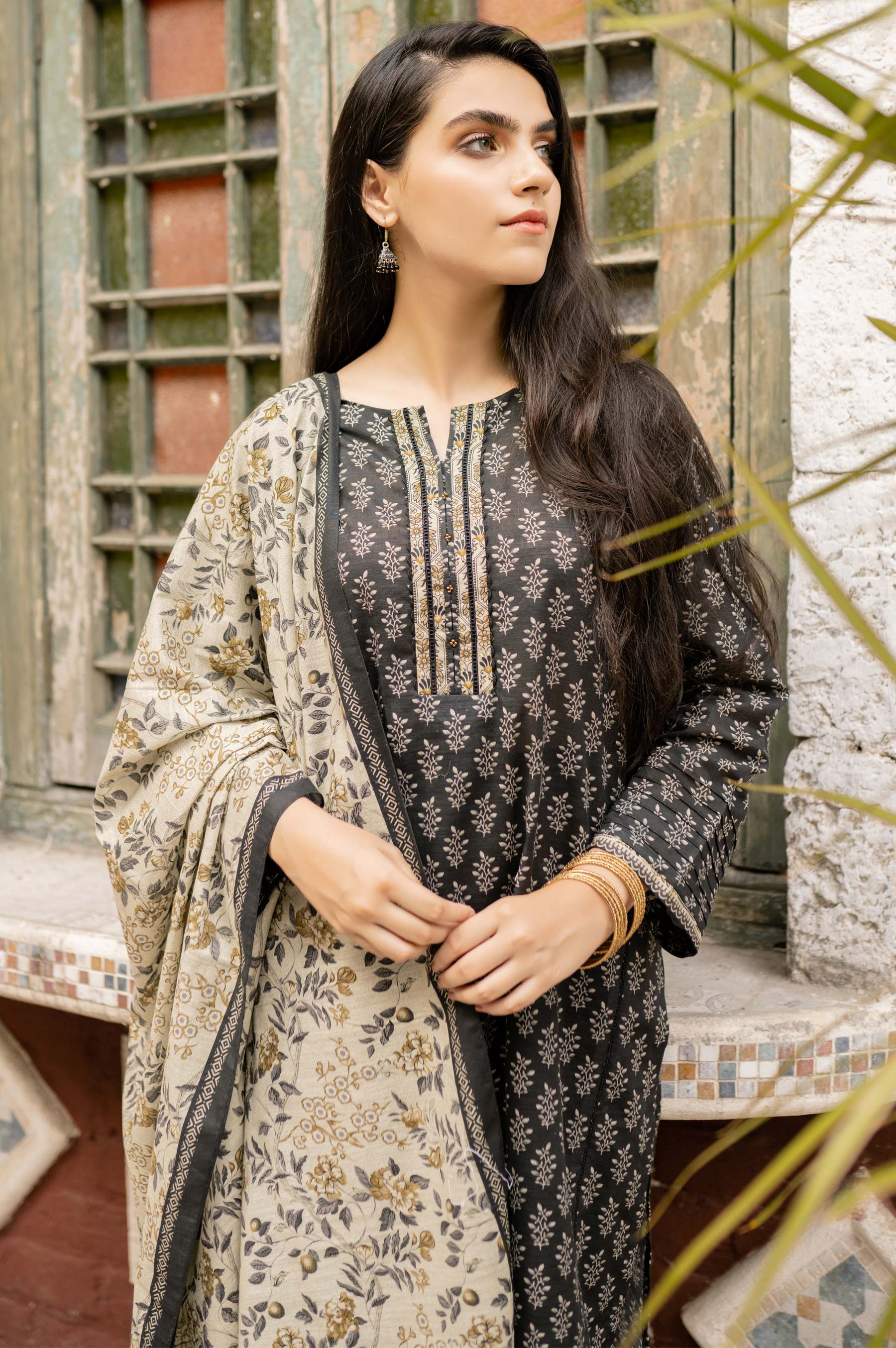 Stitched 3 Piece Printed Khaddar Suit - Image 4