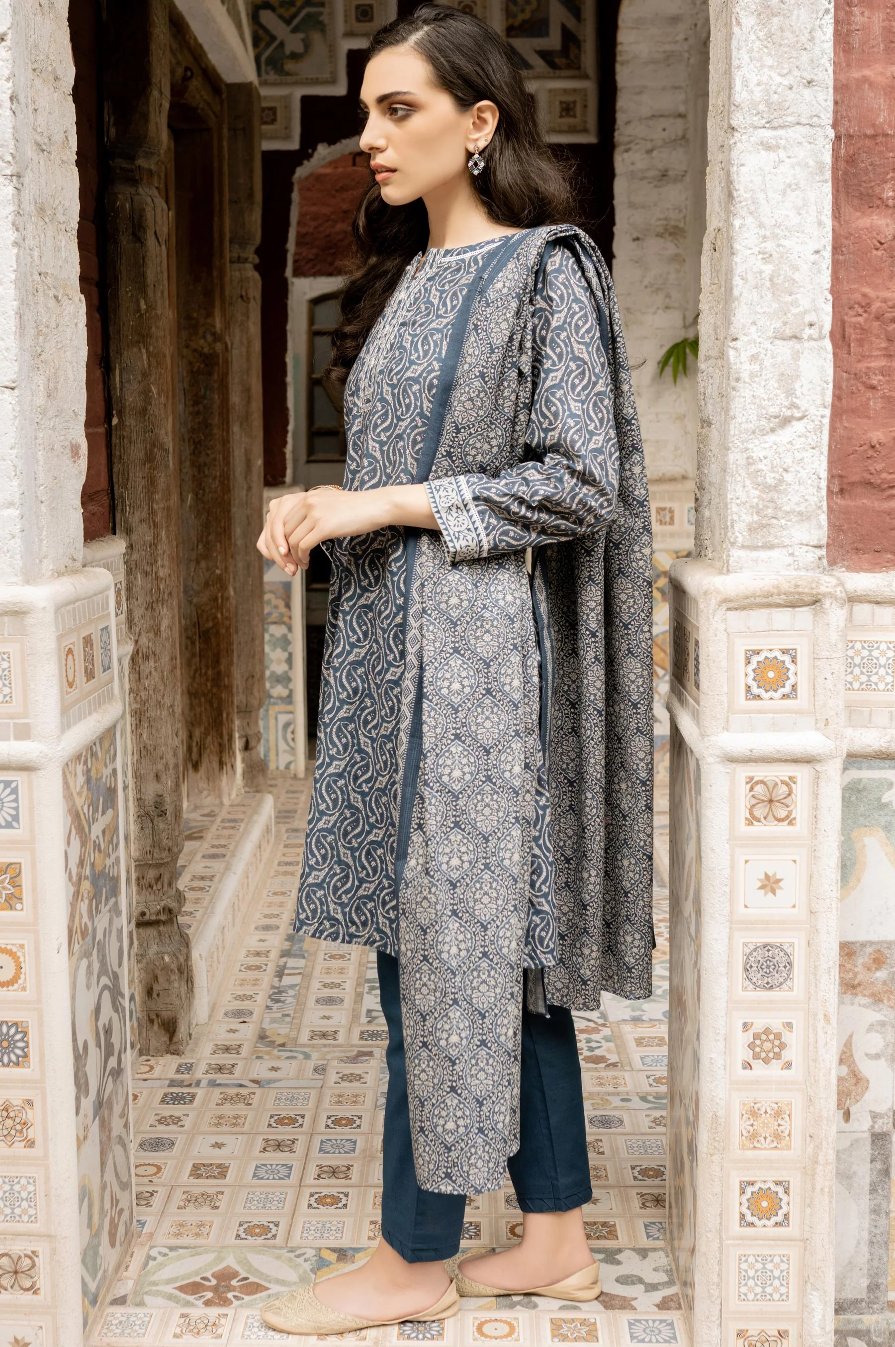 Stitched 3 Piece Printed Khaddar Suit - Image 5