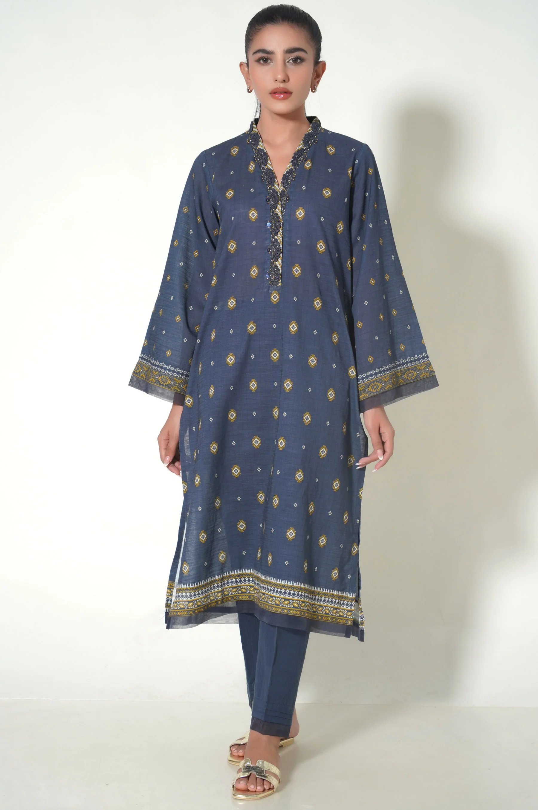 Stitched 3 Piece Printed Khaddar Suit - Image 4