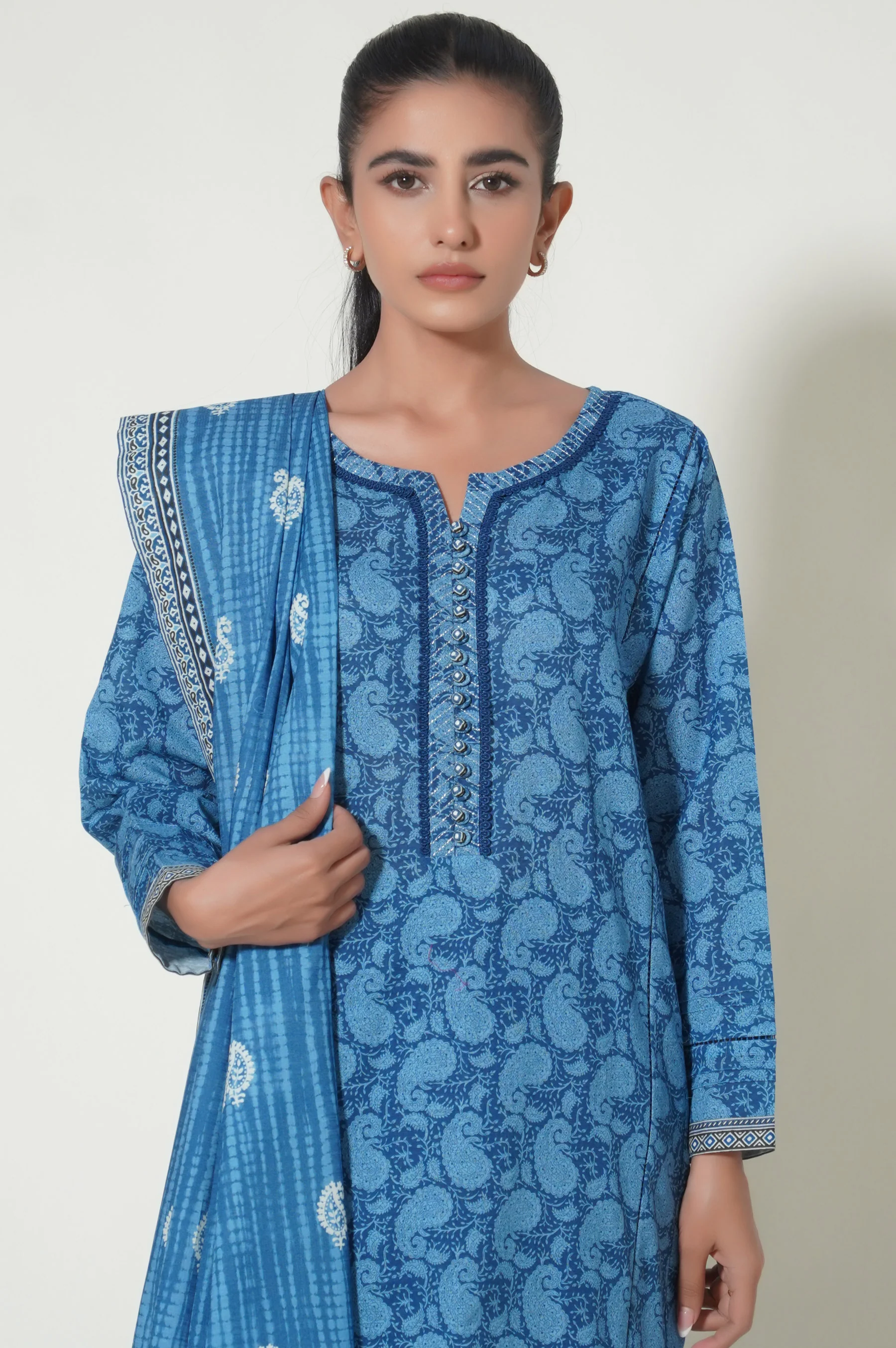 Stitched 3 Piece Printed Khaddar Suit - Image 4