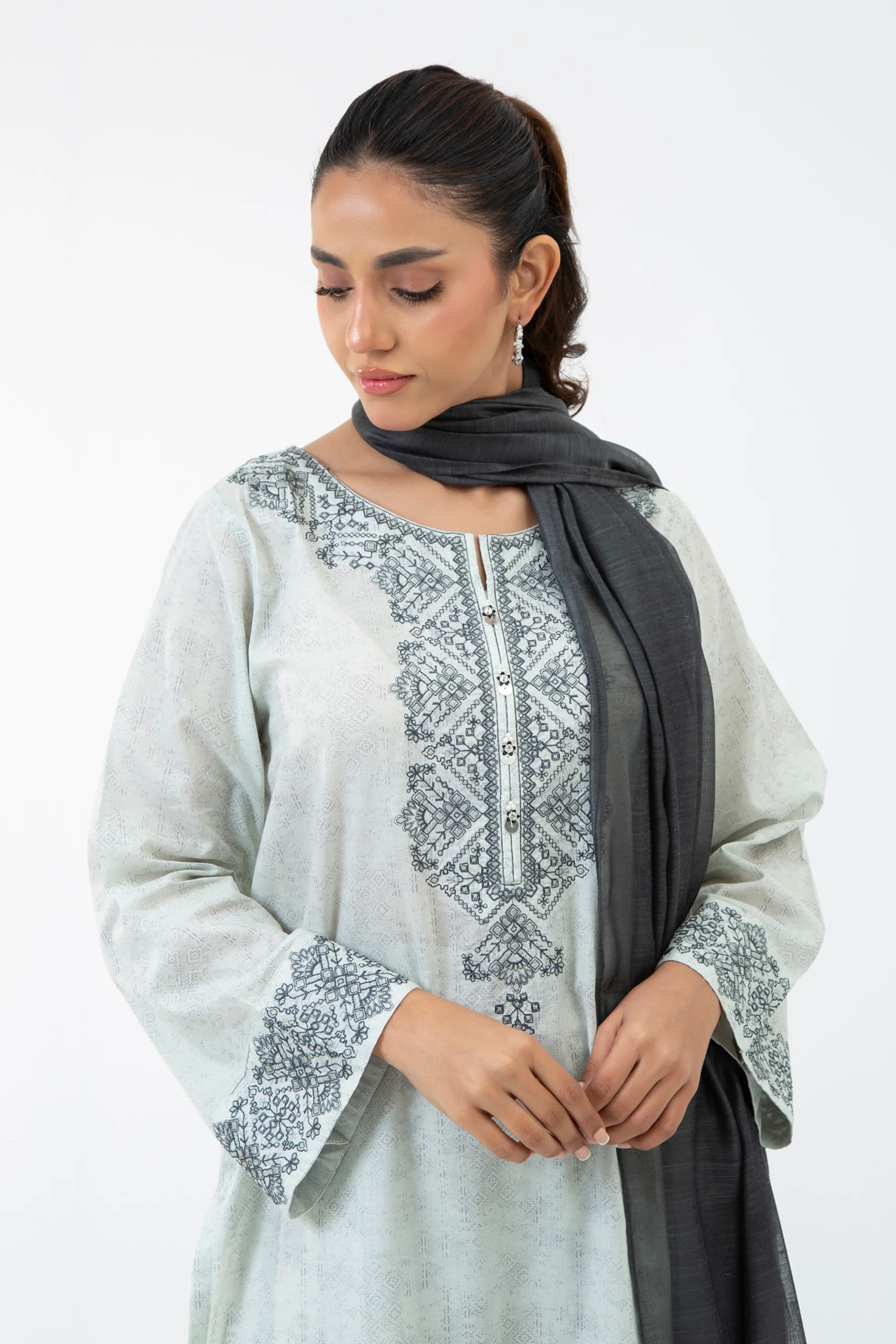 EMBROIDERED LAWN STITCHED 3 PIECE SUIT - Image 4