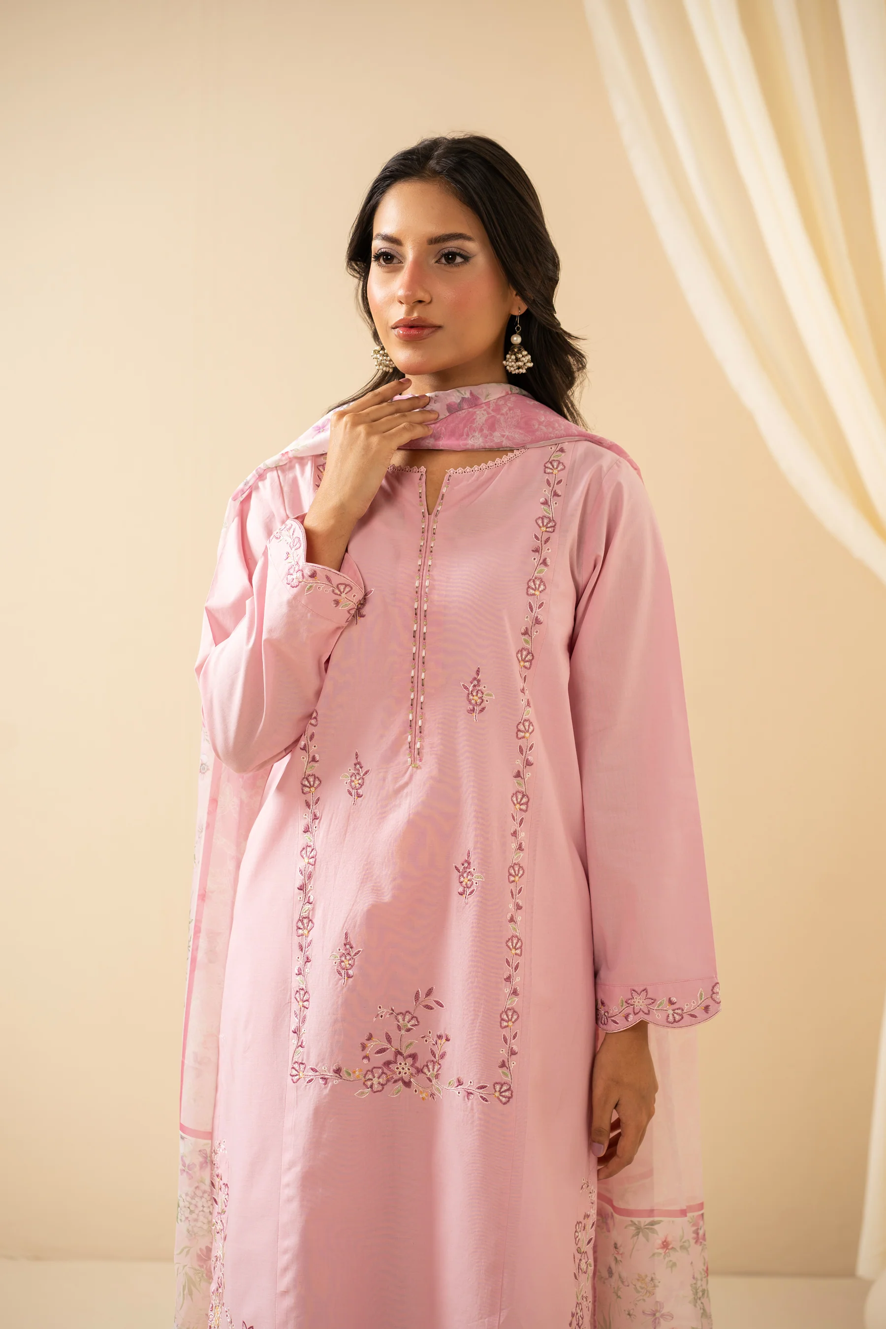 EMBROIDERED VISCOSE CREPE STITCHED 3 PIECE SUIT - Image 4