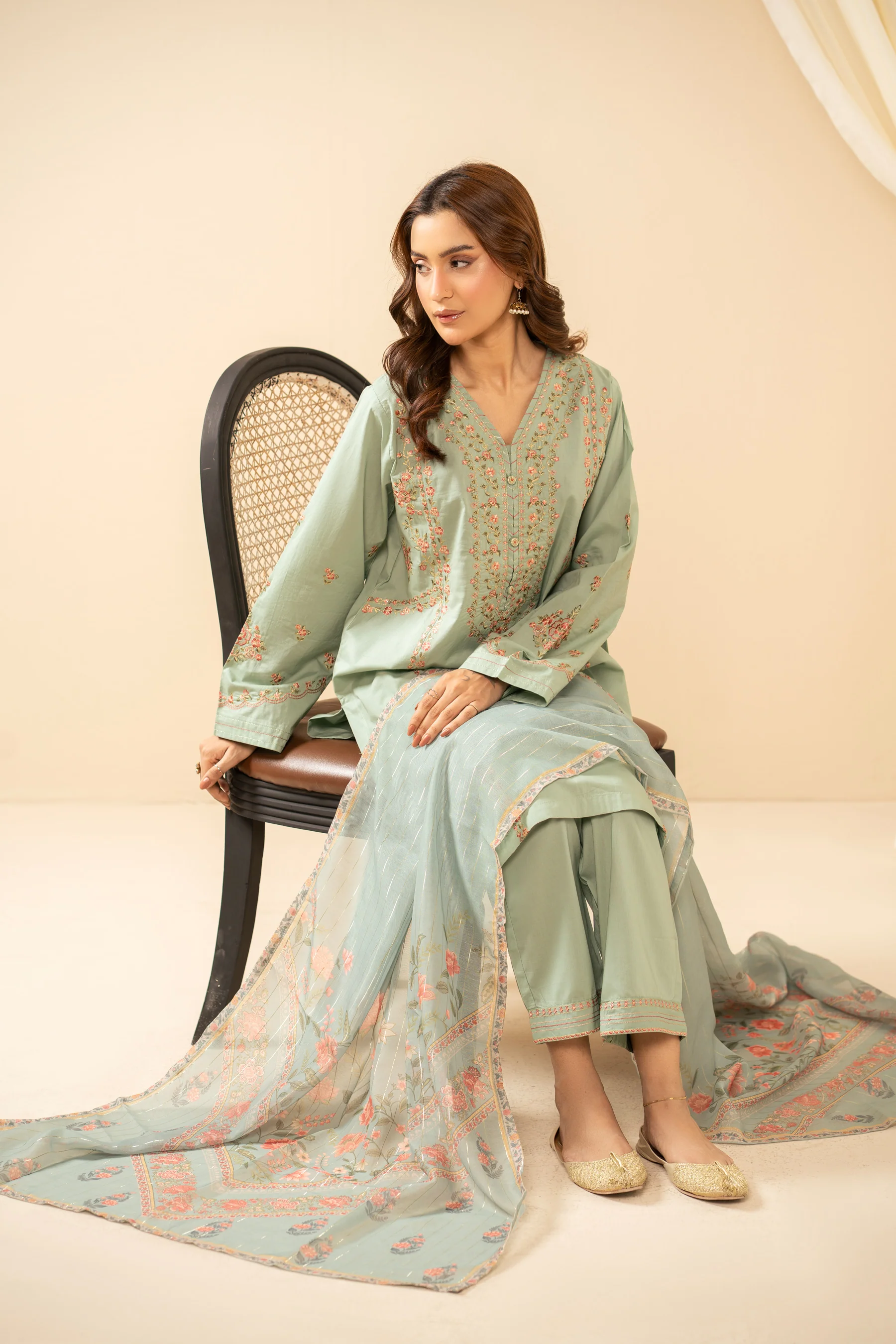 EMBROIDERED CAMBRIC STITCHED 3 PIECE SUIT (FACTORY E-OUTLET) - Image 4