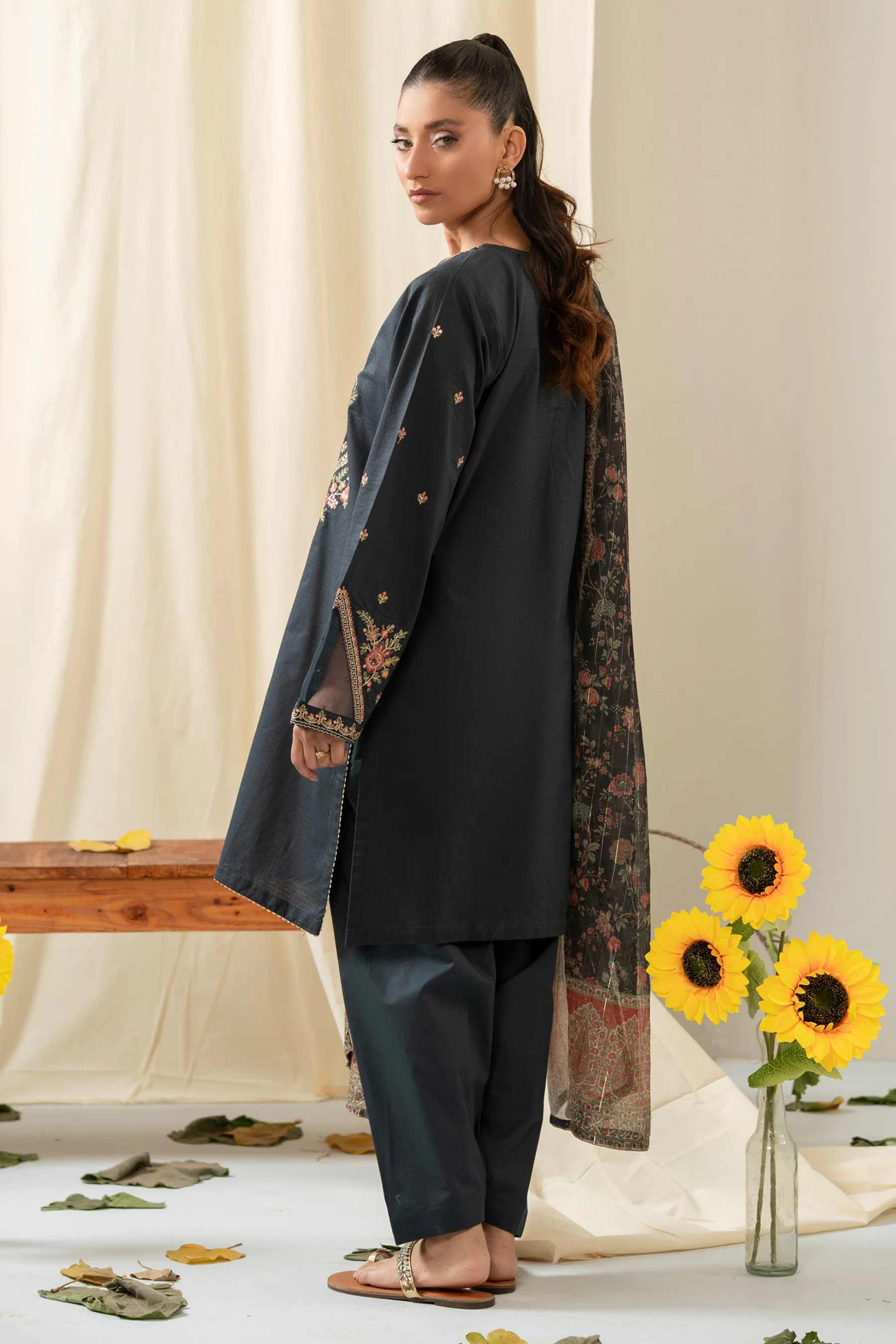 STITCHED EMBROIDERED DOBBY SUIT - Image 3
