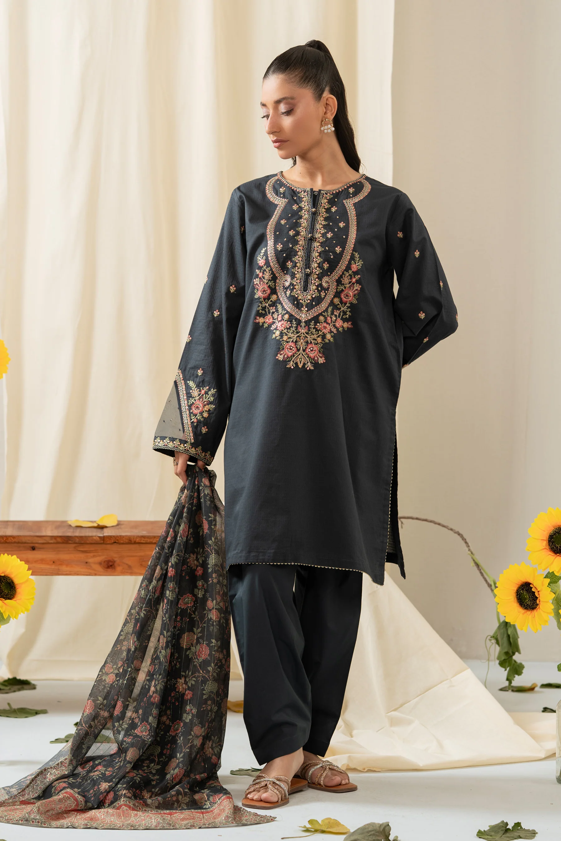 STITCHED EMBROIDERED DOBBY SUIT - Image 4