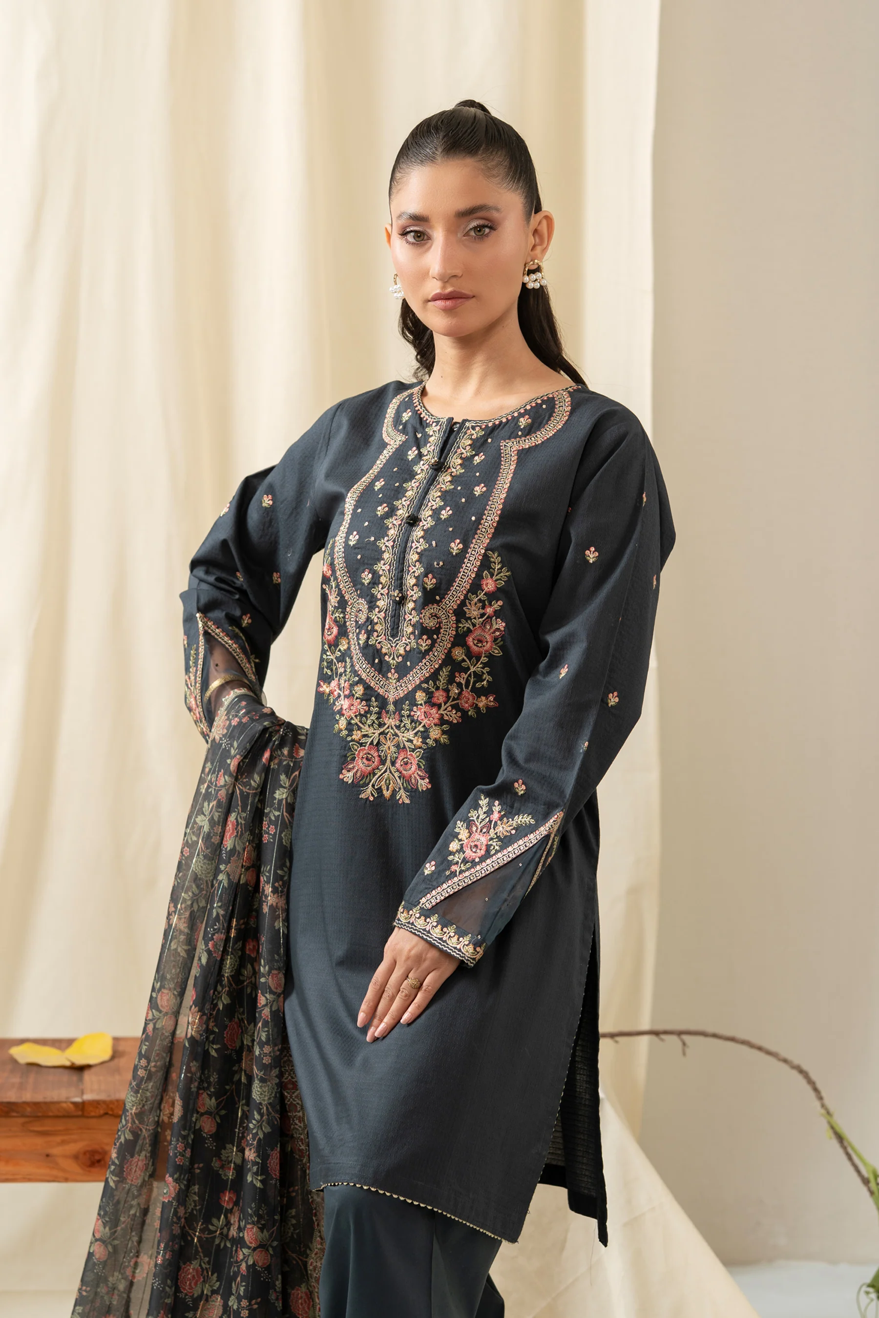 STITCHED EMBROIDERED DOBBY SUIT - Image 5