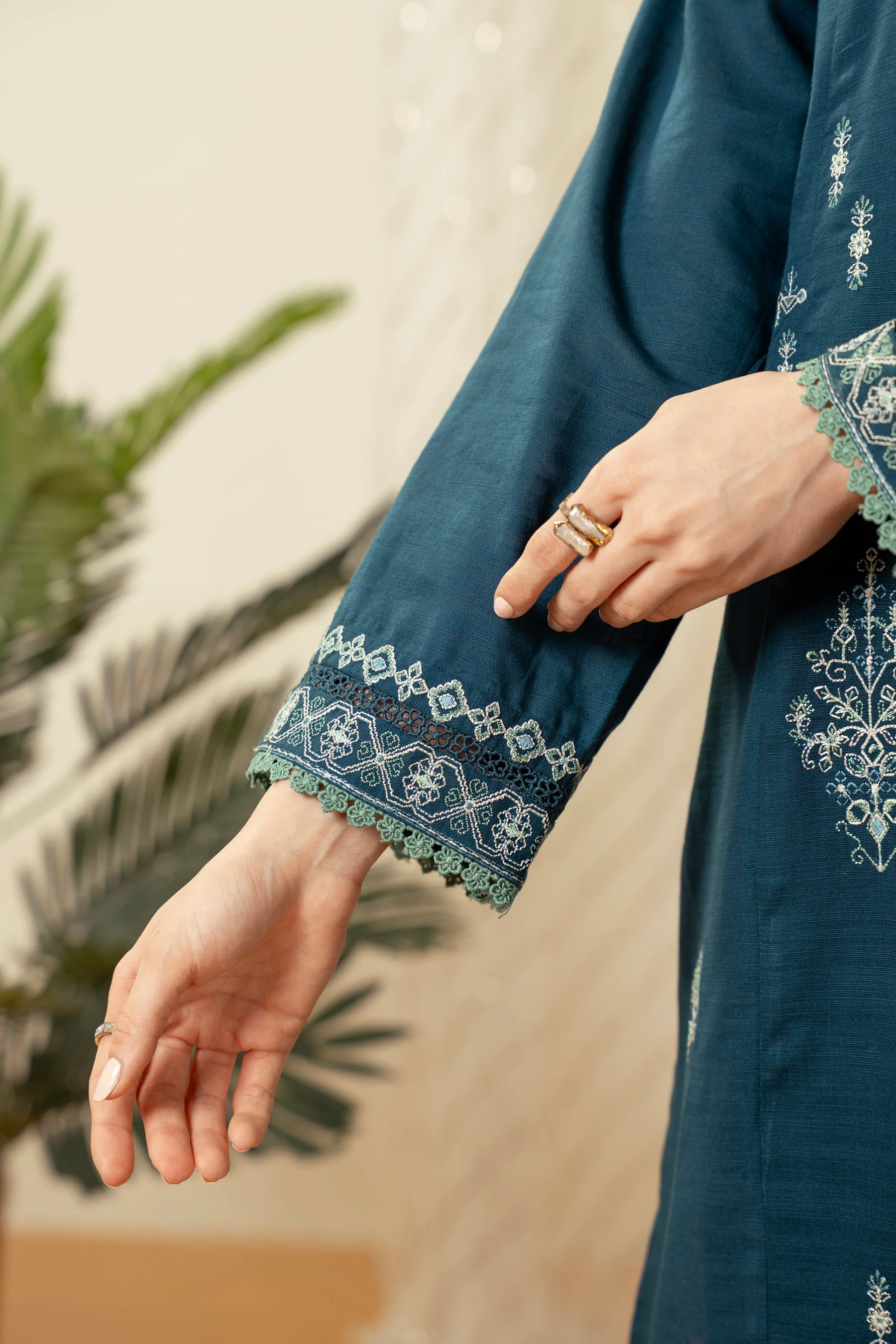 EMBROIDERED KHADDAR STITCHED 3 PIECE SUIT - Image 4