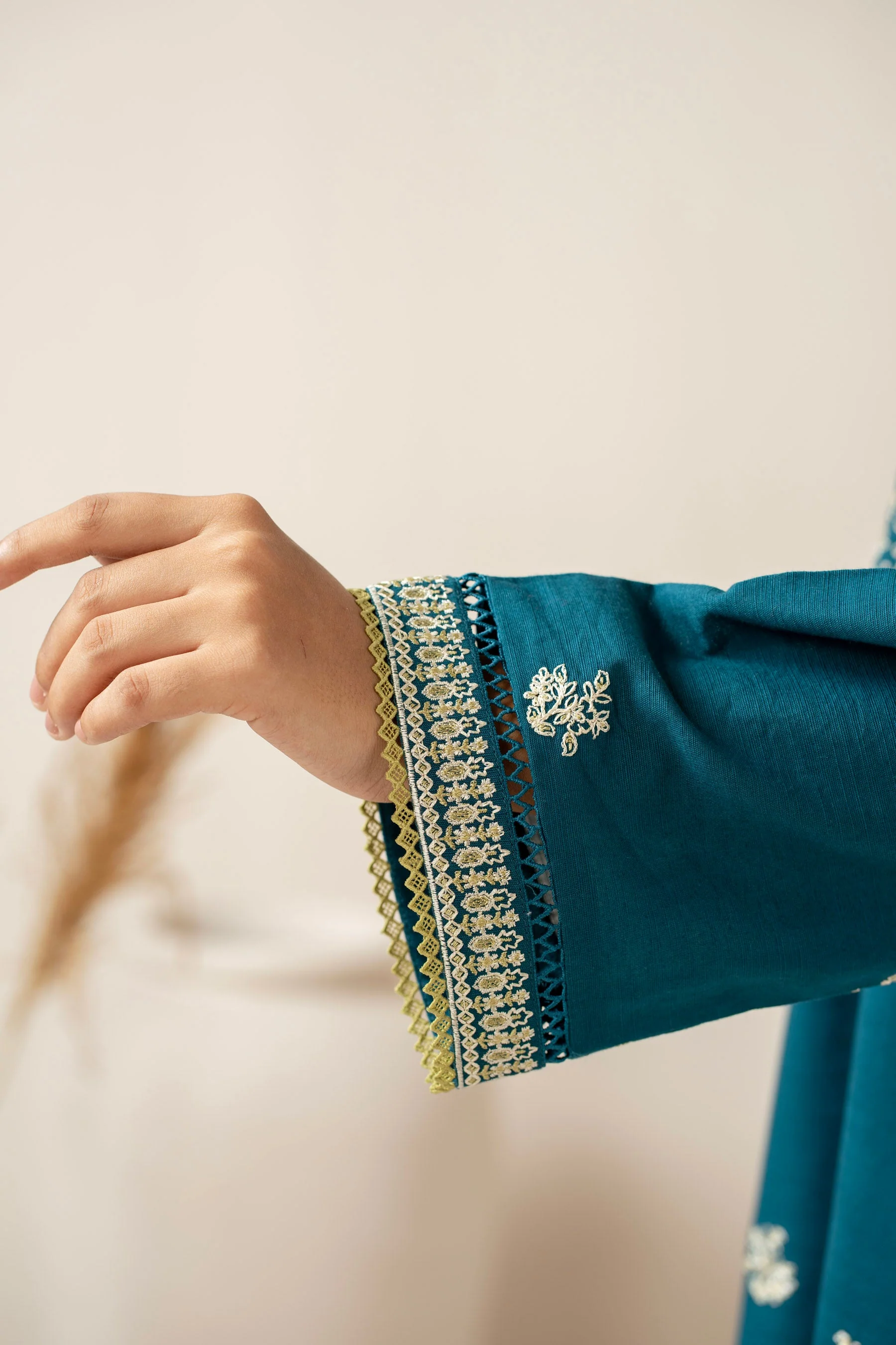 STITCHED EMBROIDERED SUIT (FACTORY E-OUTLET) - Image 3