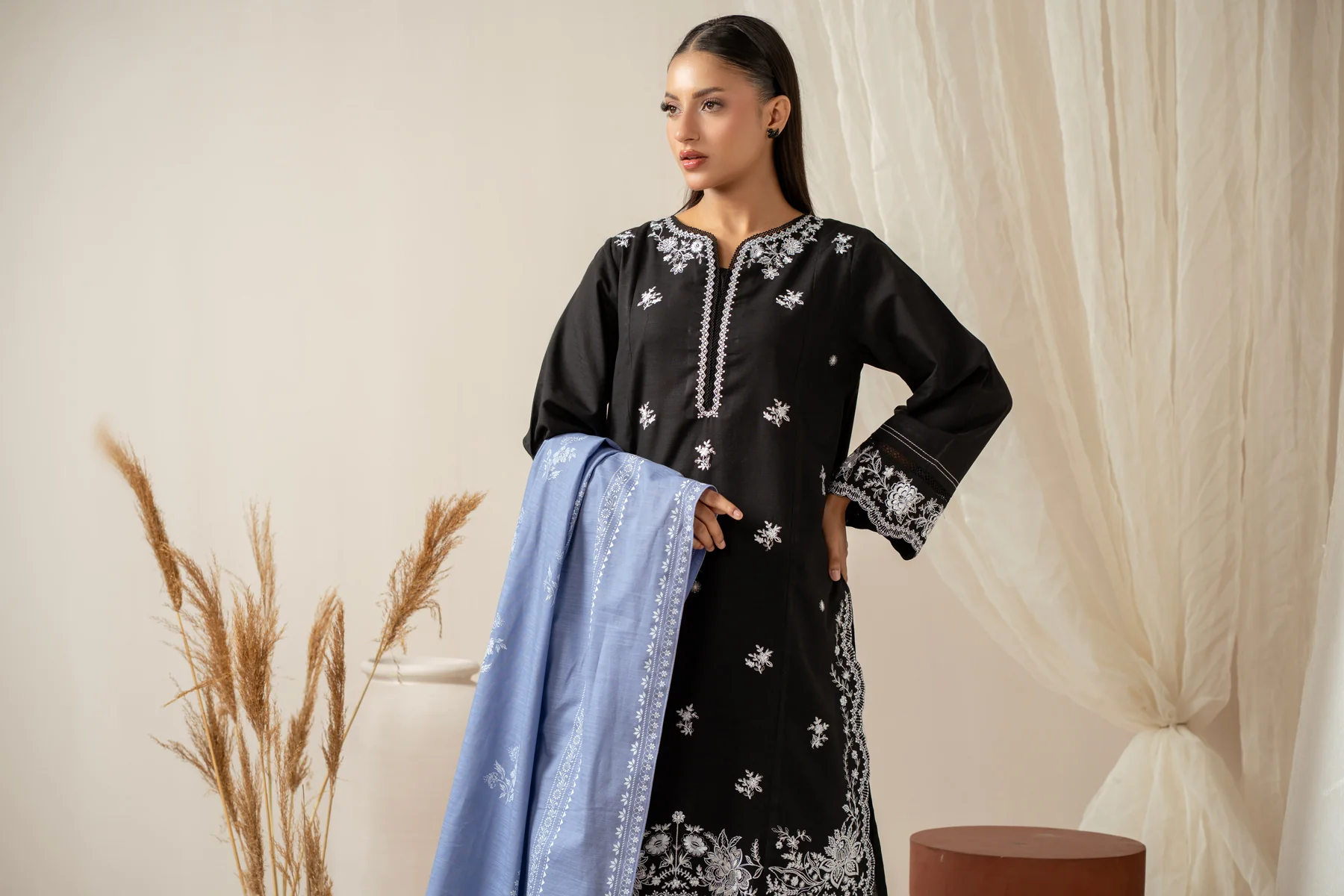 STITCHED EMBROIDERED SUIT - Image 4