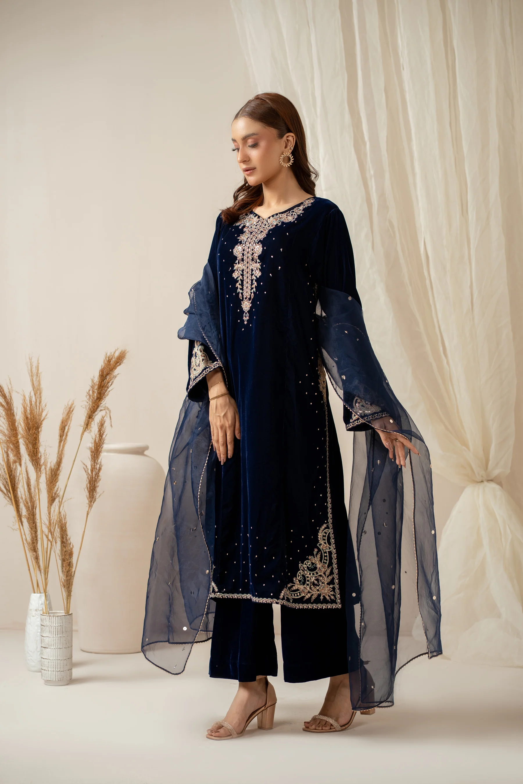 EMBROIDERED VELVET SUIT - Image 6