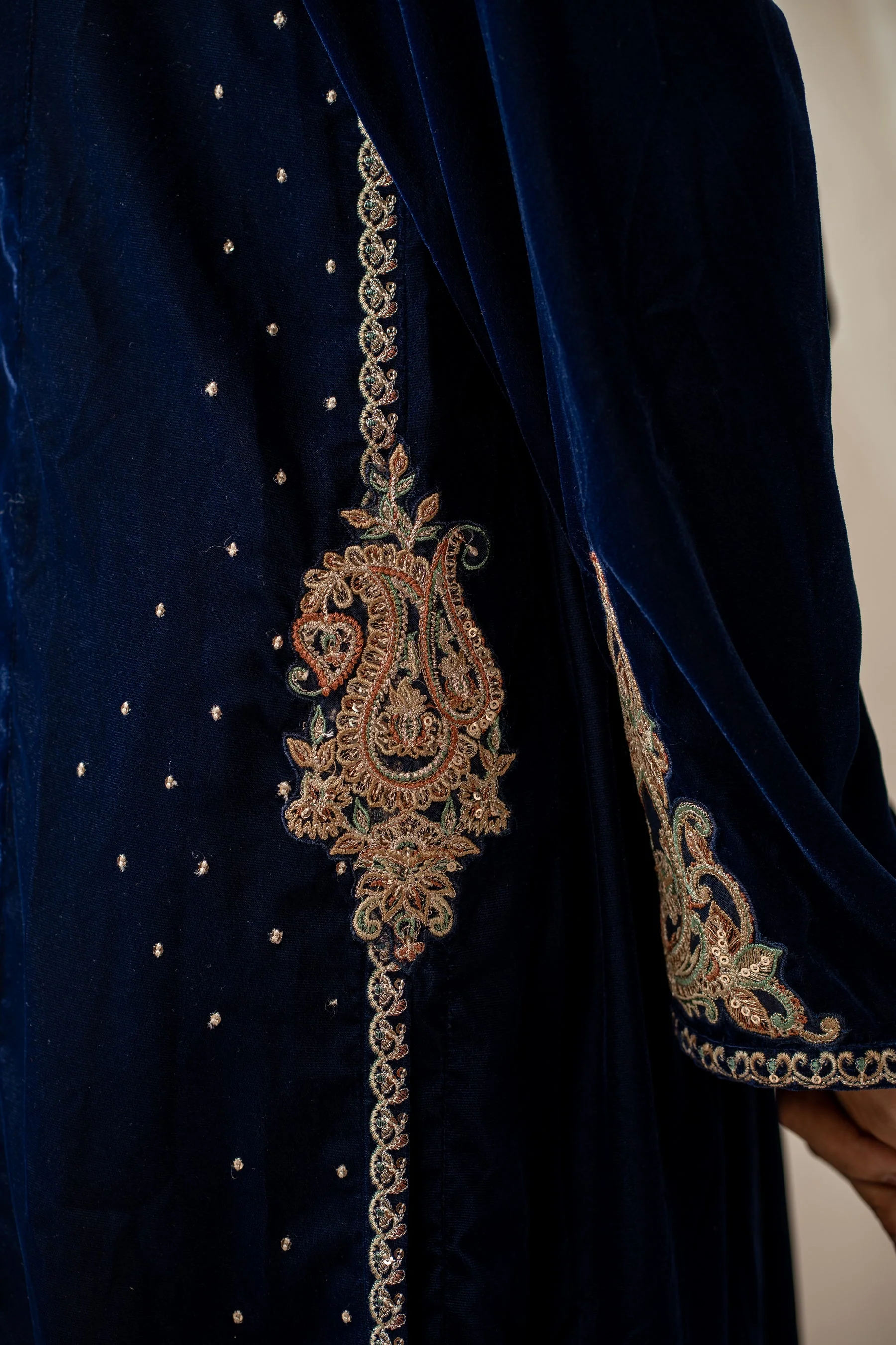 STITCHED EMBROIDERED VELVET SUIT (FACTORY E-OUTLET) - Image 3