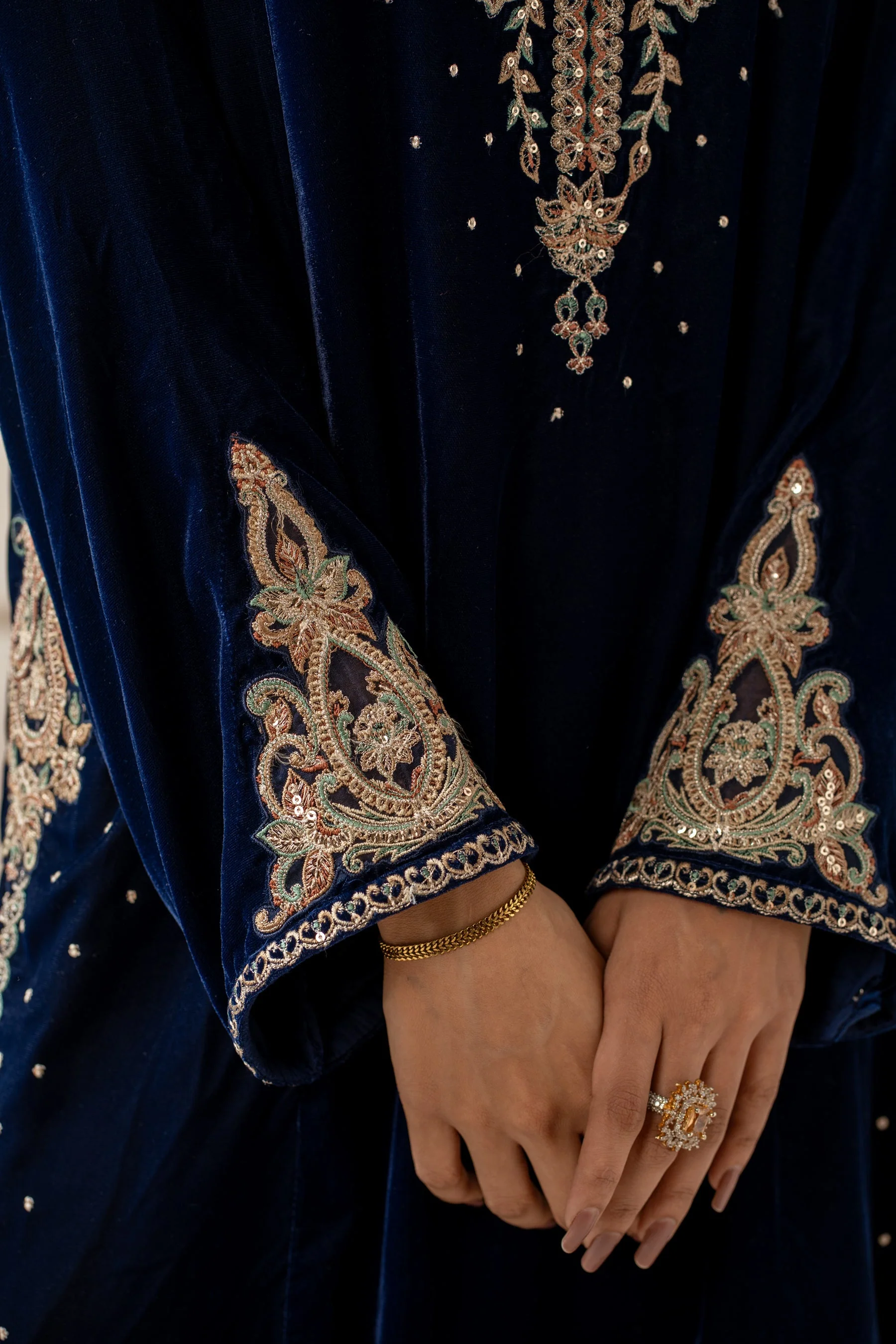 STITCHED EMBROIDERED VELVET SUIT (FACTORY E-OUTLET) - Image 4