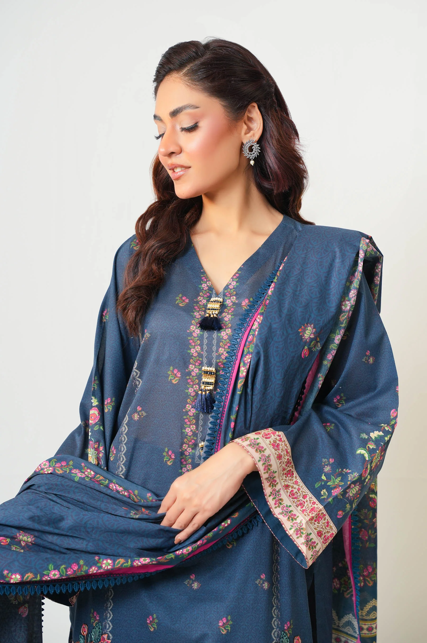UNSTITCHED EMBROIDERED SUIT - Image 5